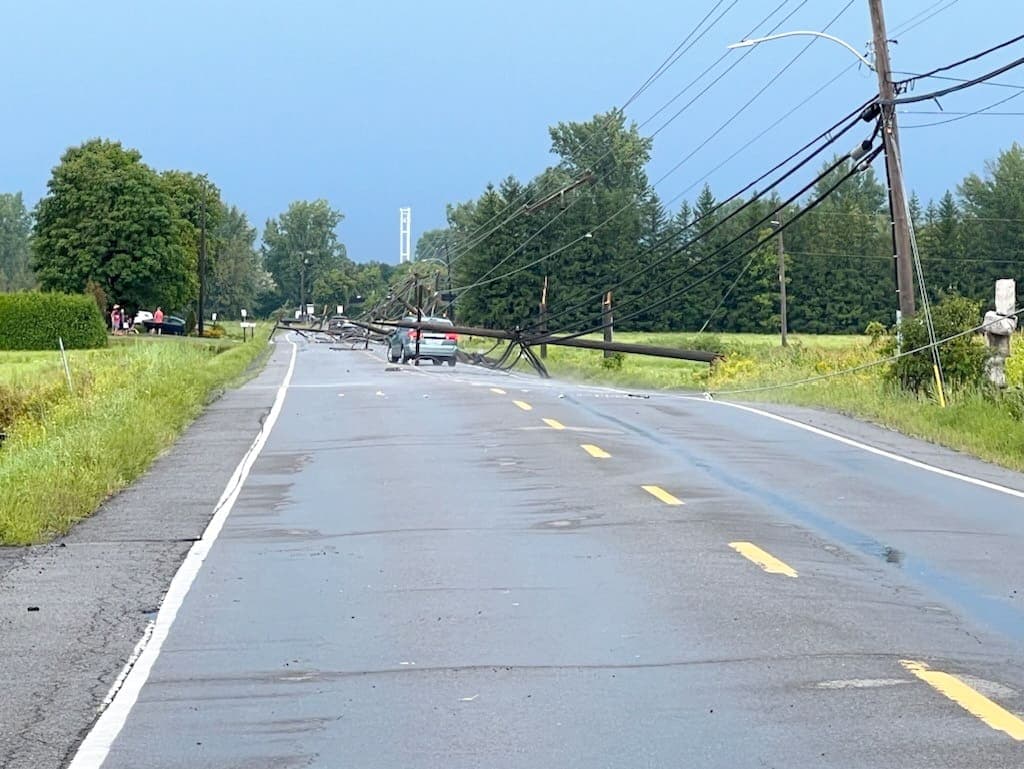 Douze poteaux électriques sont tombés sur le chemin de la Côte-Saint-Louis, entre les rues Legault et Paul-Albert, à Blainville.
