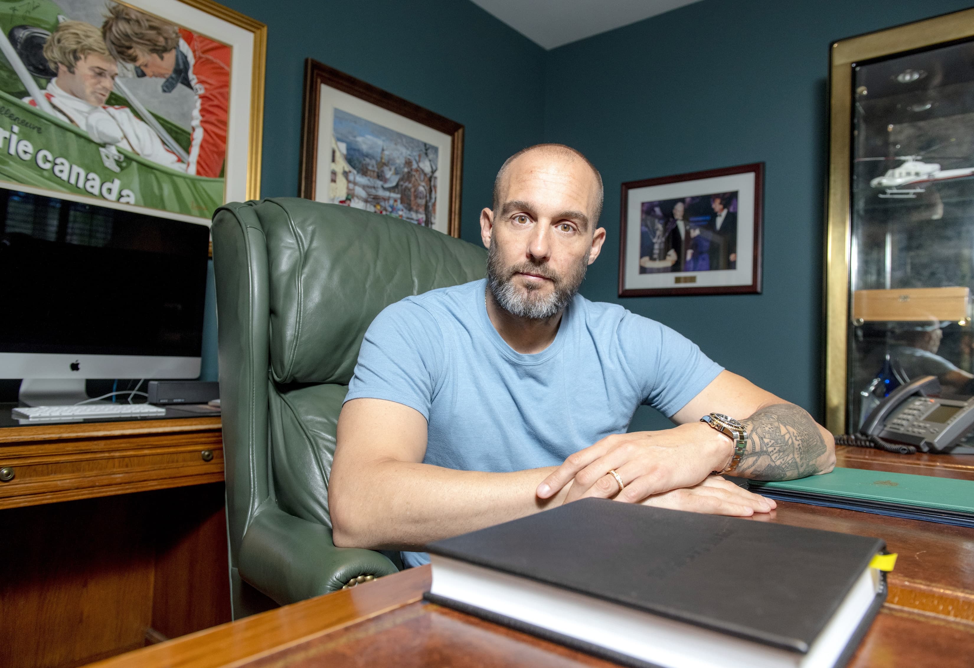 L’un des fils de Guy Lafleur, Martin, pose dans le bureau de son père.