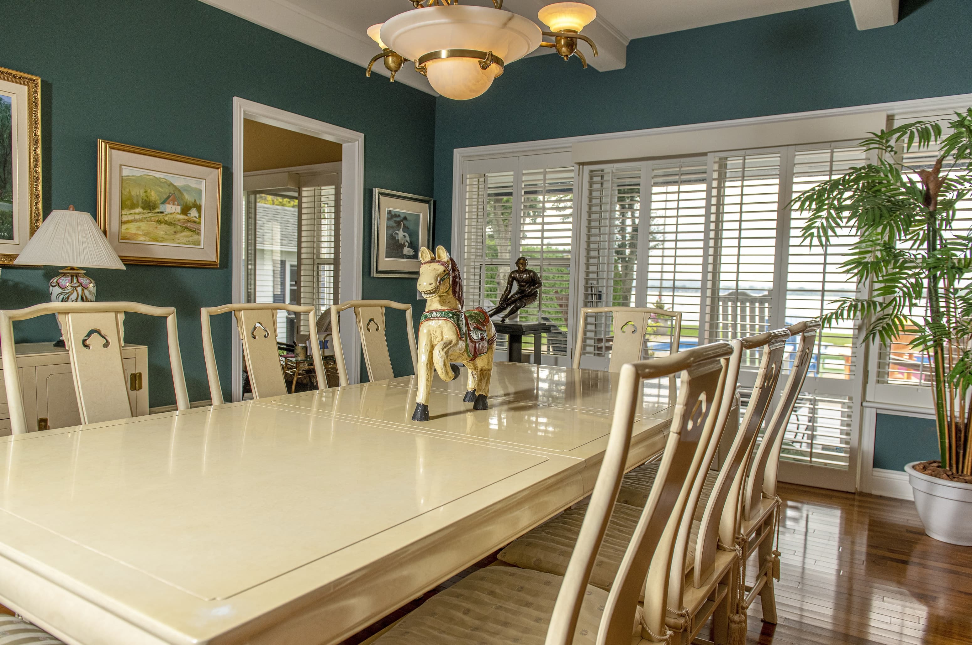 Une statuette du Démon blond est bien visible dans la grande salle à manger.