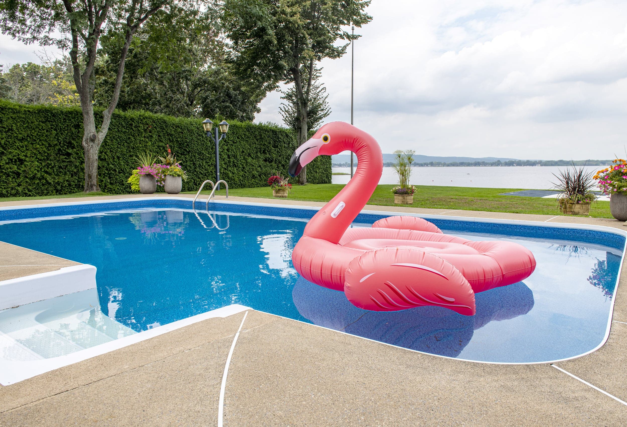 La propriété possède une piscine creusée avec vue sur le lac des Deux Montagnes.
