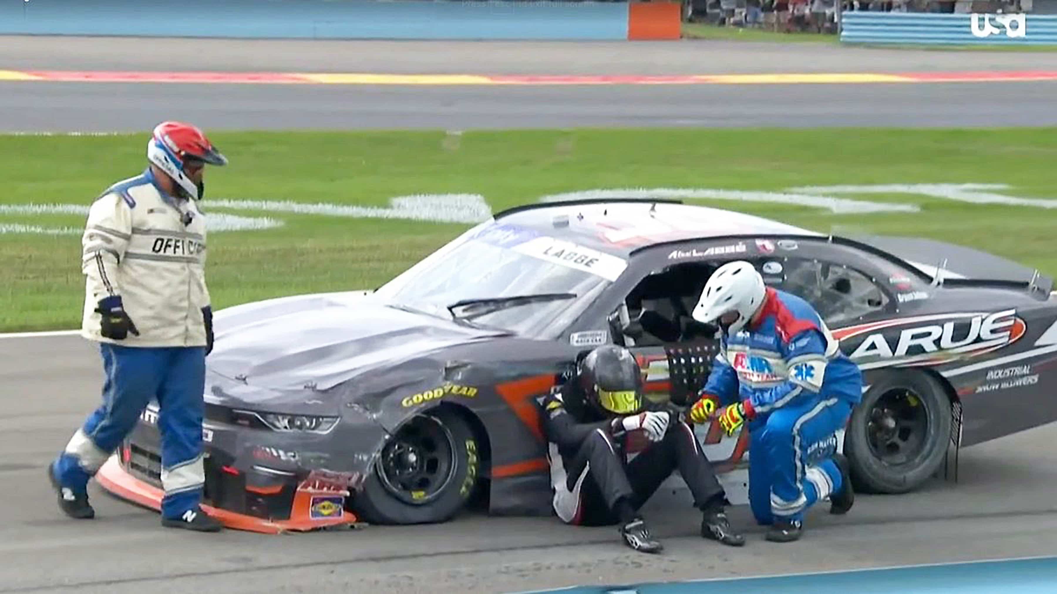 Après être sorti de sa voiture accidentée, samedi dernier, au circuit de Watkins Glen dans l’État de New York, Alex Labbé a reçu l’aide des secouristes avant de reprendre ses moyens. Le Québécois a reçu le feu vert d’un médecin et il renouera avec la série NASCAR Pinty’s après trois ans d’absence, samedi, à Mirabel.