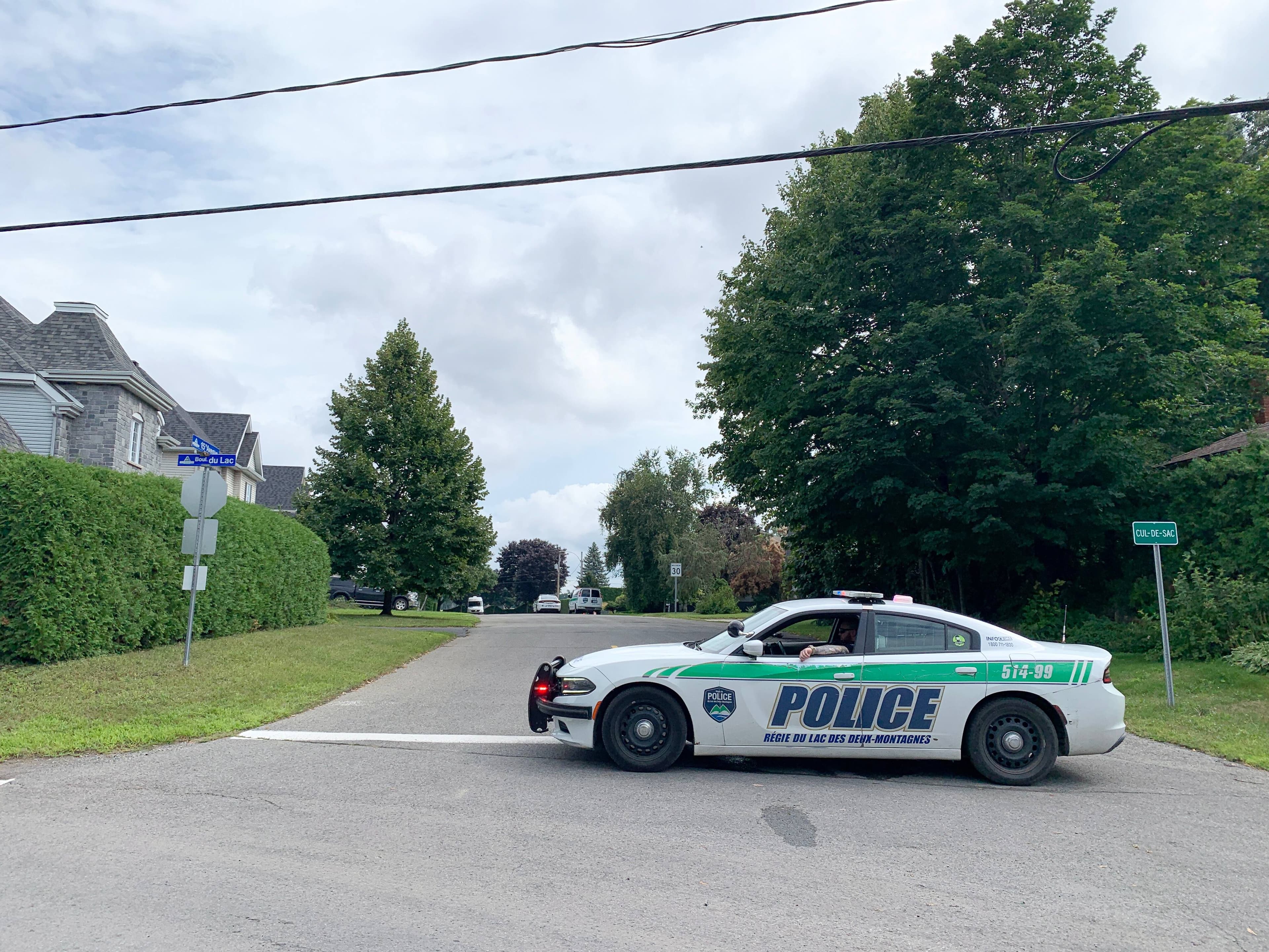 Pendant une bonne partie de la journée, mardi, la police de Deux-Montagnes a bloqué la rue où de nombreux coups de feu ont retenti au petit matin. Une famille de deux adultes et de quatre enfants de moins de dix ans se trouvait à l’intérieur de la résidence visée.