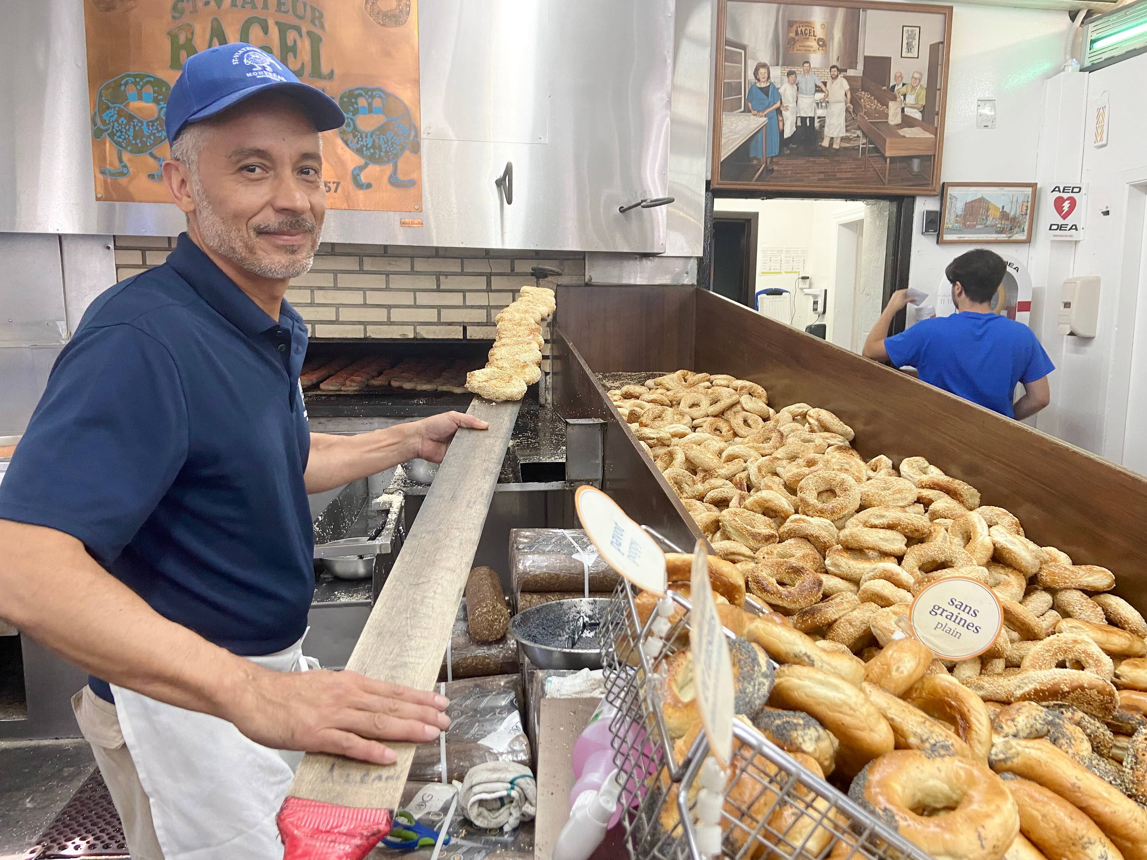 Saul Restrepo travaille chez St-Viateur Bagel, à Montréal, depuis 1981, ce qui lui permet de constater à quel point les gens étaient attachés au fromage à la crème Liberté.