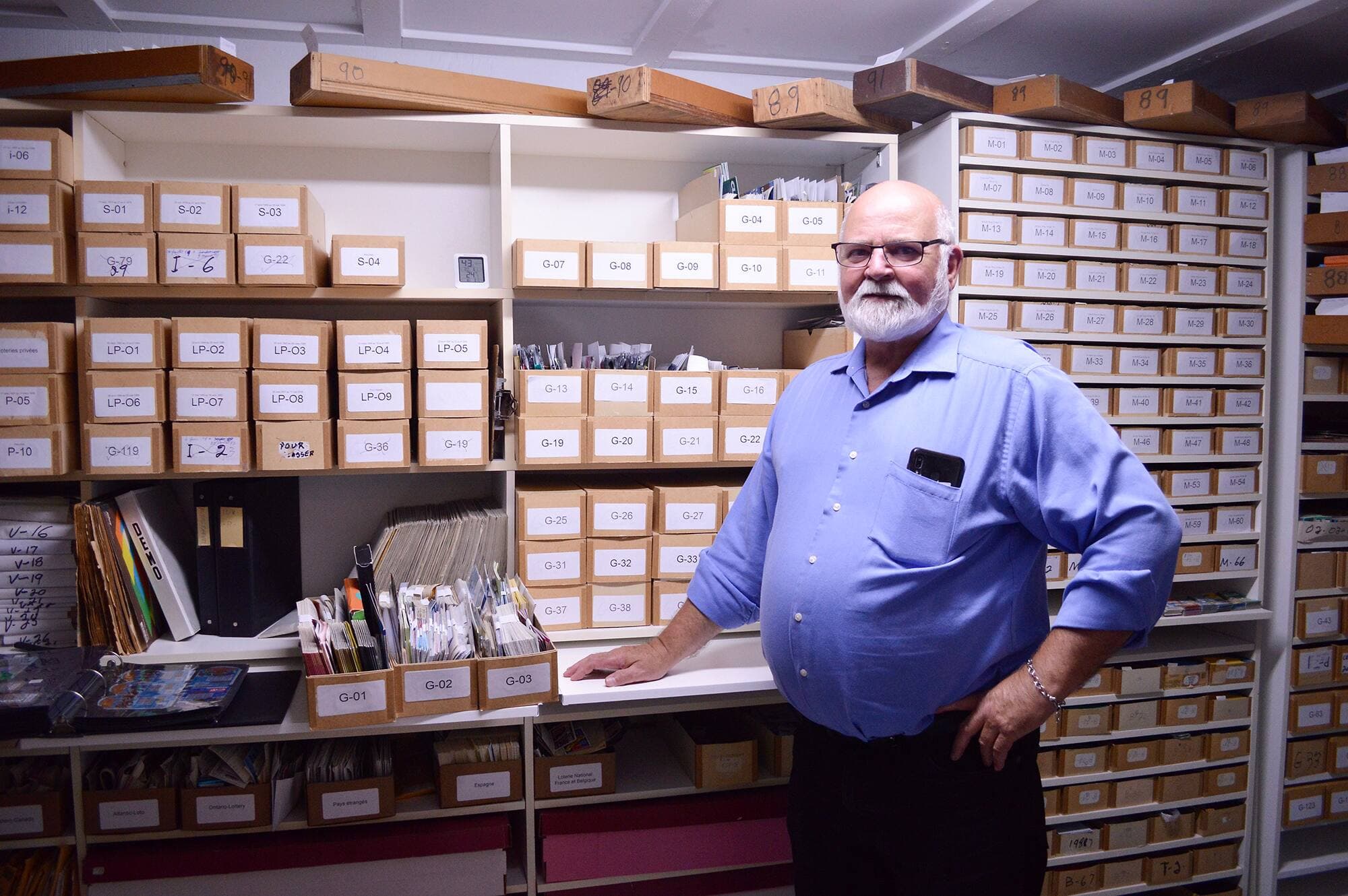Jean-Guy Lirette a minutieusement classé les centaines de milliers de billets de loterie qu’il accumule depuis 1972 dans des boîtes.
