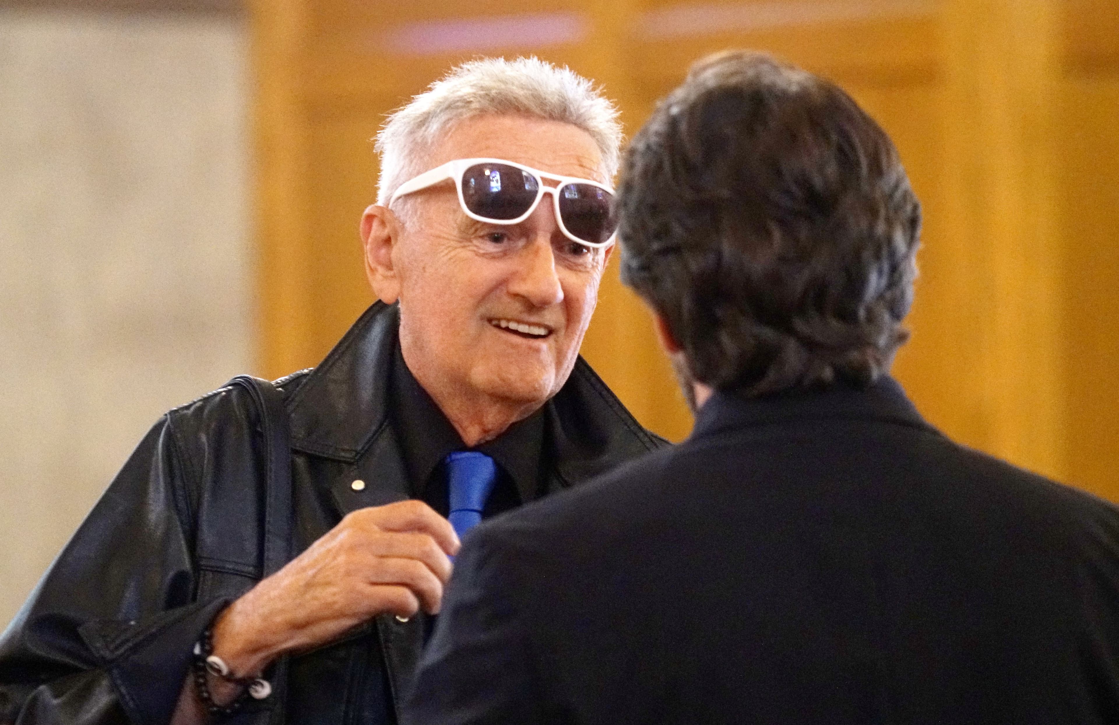 Joël Denis, complice de Pierre Marcotte à l’époque des Tannants, salue Bruno-Pierre Marcotte, le fils du défunt, dans la chapelle Bonsecours.