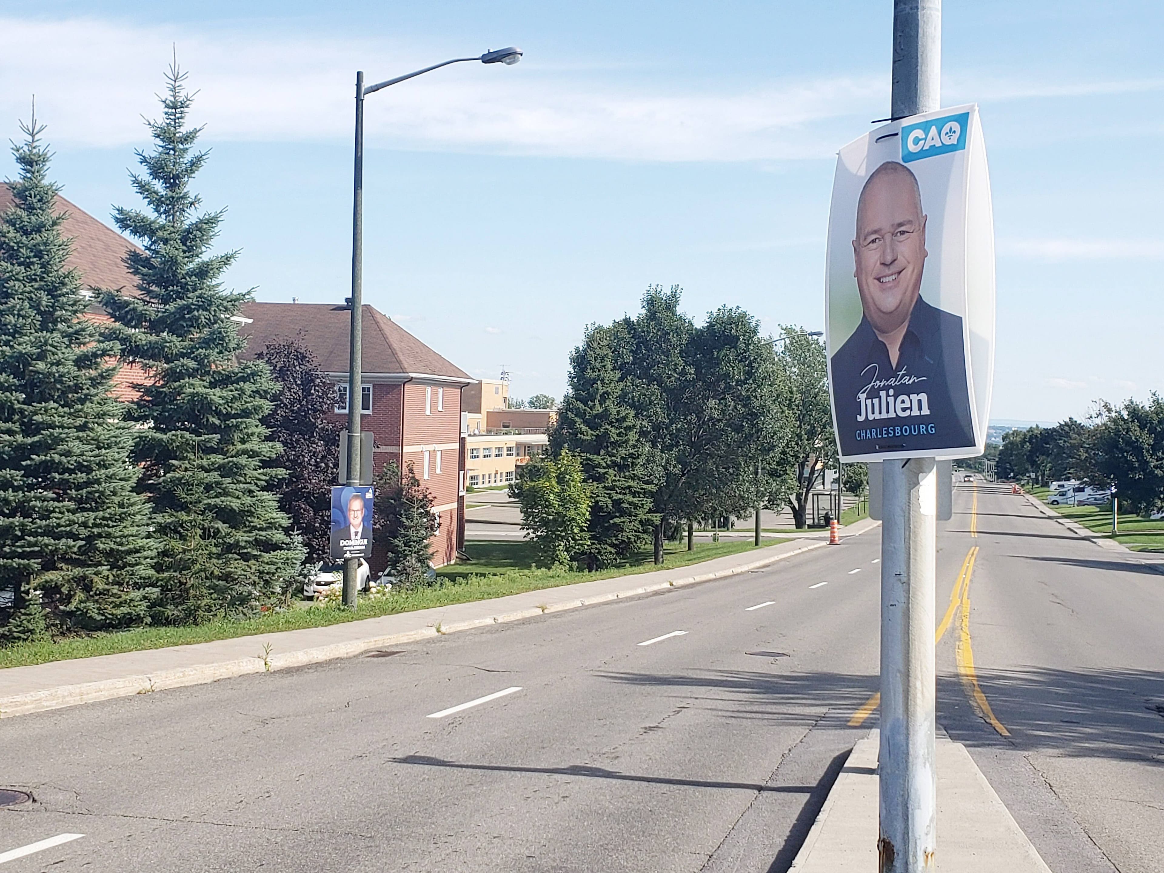 Celles du candidat de la CAQ Jonatan Julien sont visibles partout à Charlesbourg.
