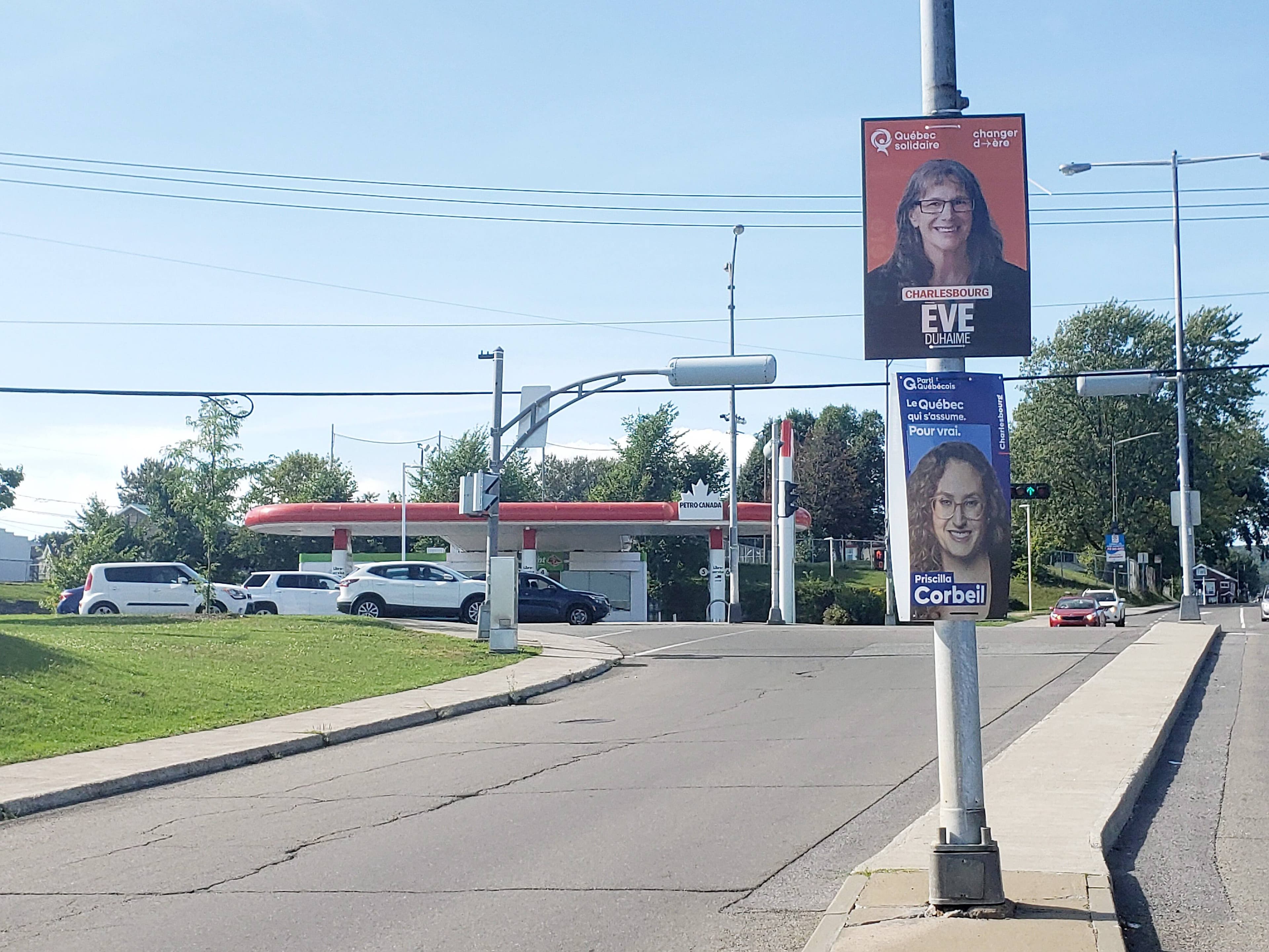 Les pancartes des candidates Priscilla Corbeil (PQ) et Ève Duhaime (QS) sont installées à un endroit stratégique à l’intersection de l’avenue Bourg-Royal et du boulevard Louis XIV.