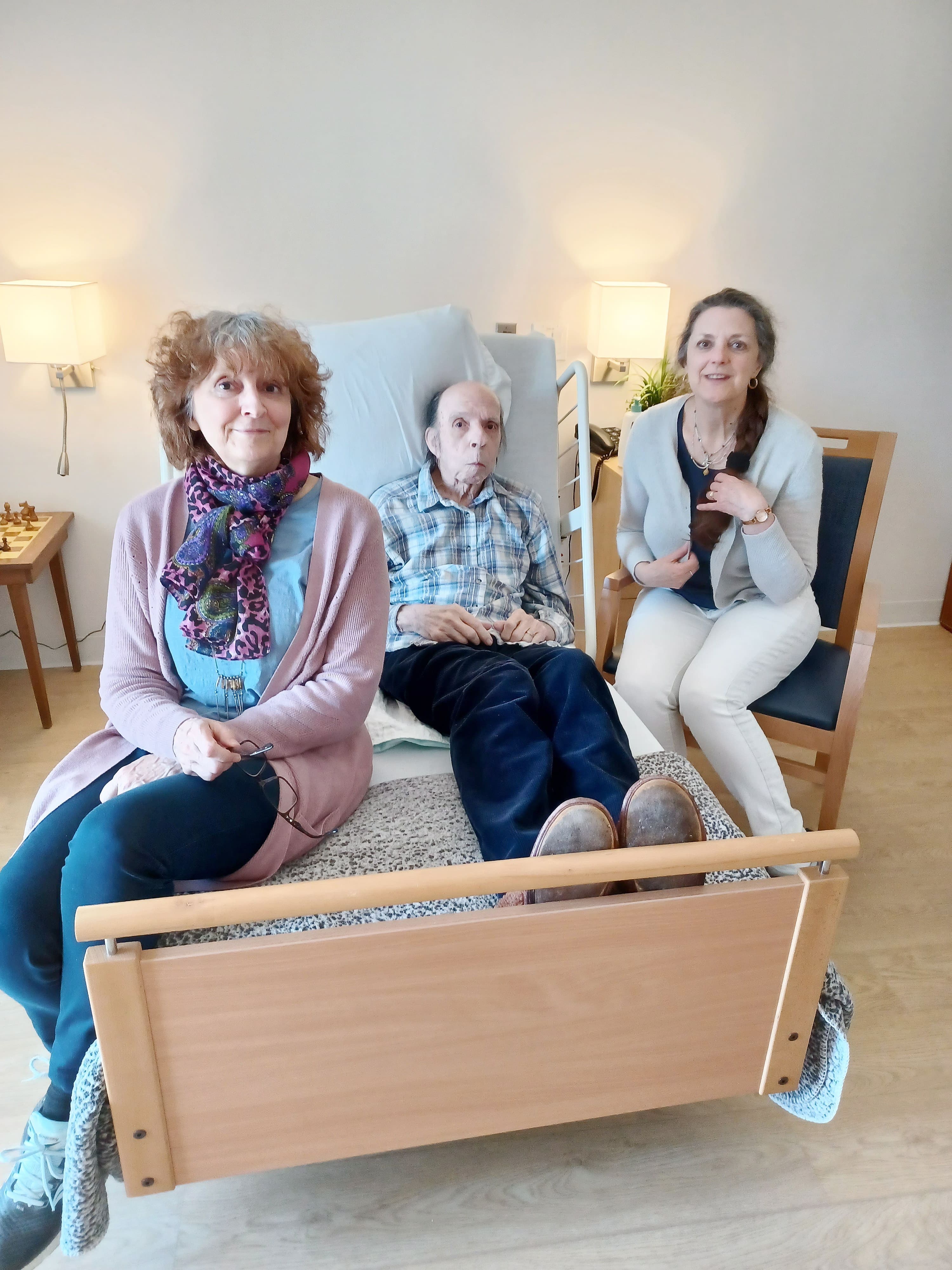 Les sœurs Ginette (à gauche) et Suzanne Desmarais ont dû se démener pour trouver une place dans un CHSLD cet été à leur père, Gilles, âgé de 95 ans.