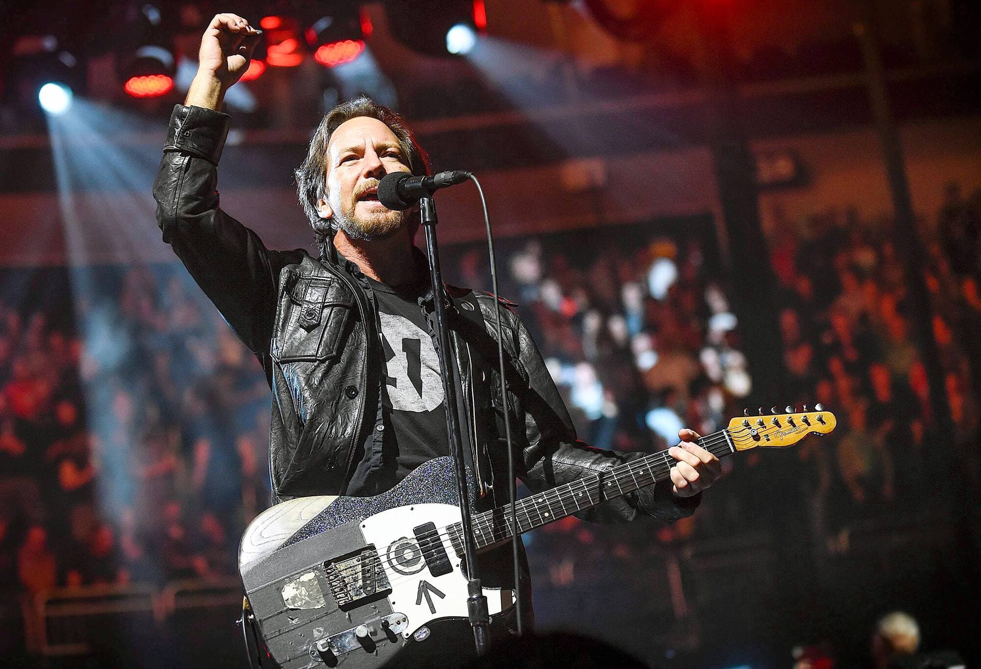 Eddie Vedder, chanteur de Pearl Jam, lors du concert du groupe à Québec, en 2016.