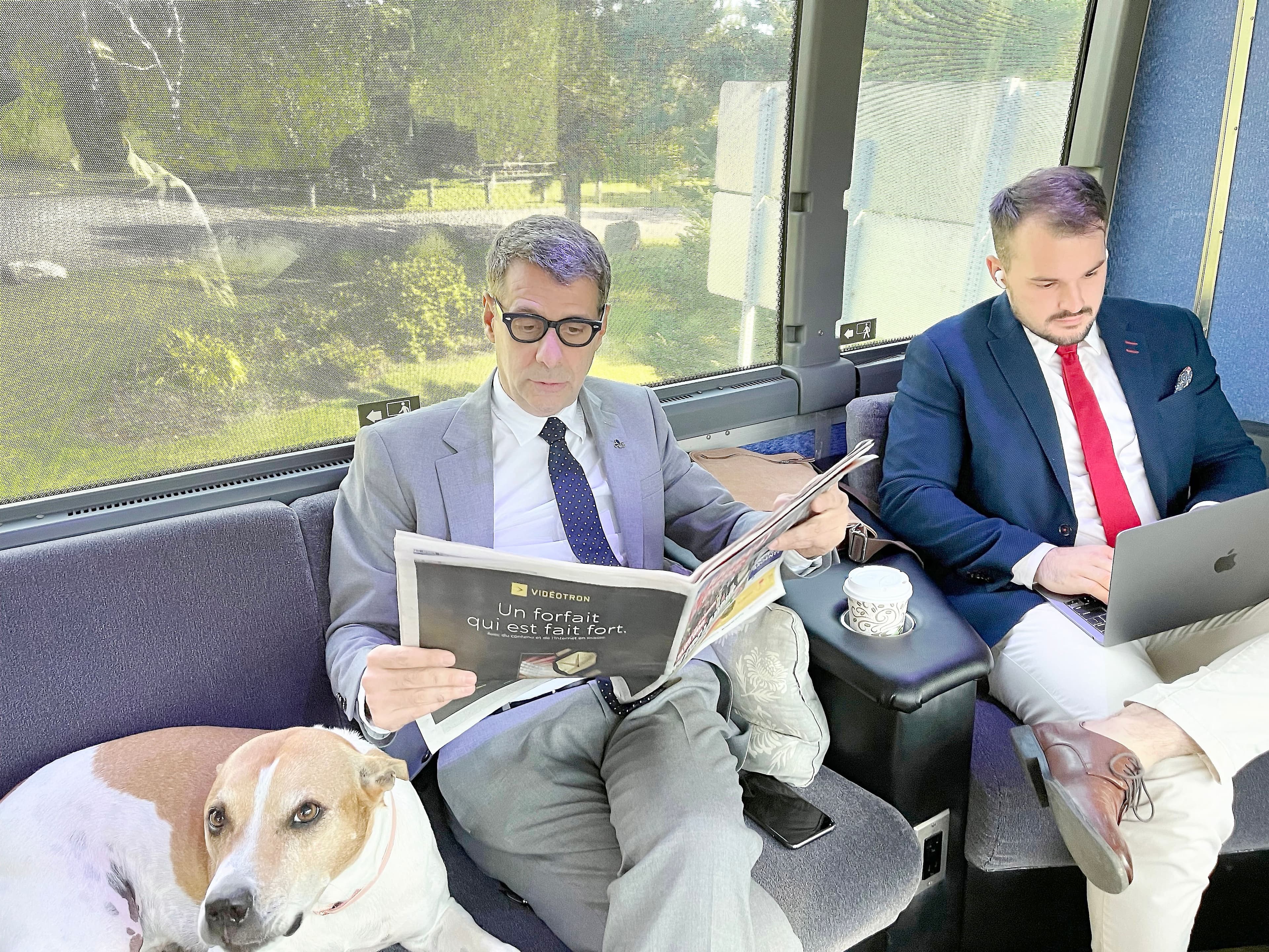 Le chef conservateur Éric Duhaime et son entourage voyagent dans un petit salon dans l’autobus de campagne, où il lit notamment les journaux.