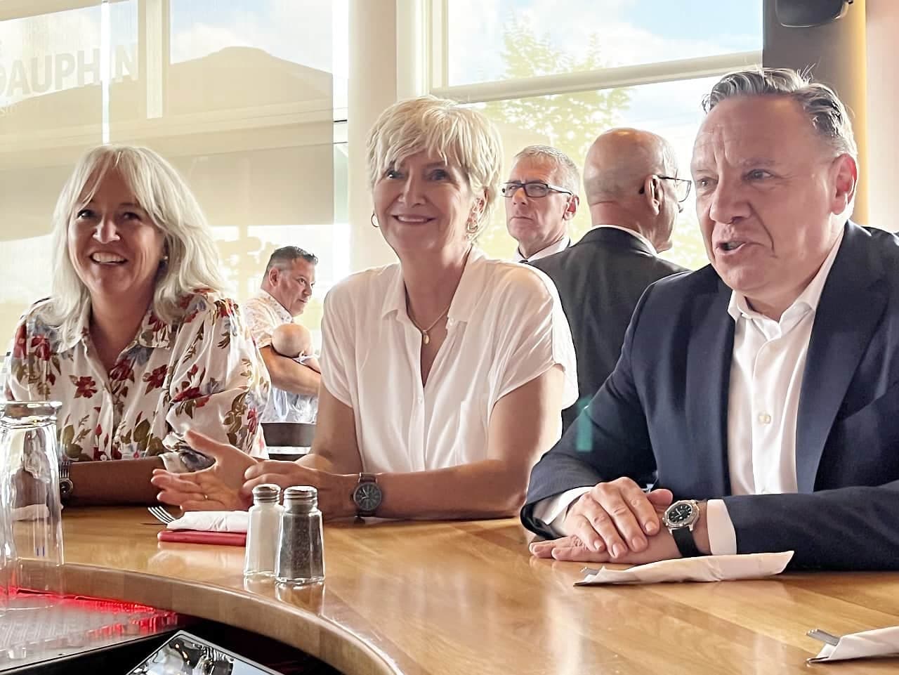 La conjointe de François Legault, Isabelle Brais aux côtés du chef caquiste.