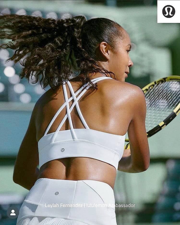 On voit ici la joueuse de tennis dans une publicité pour les vêtements Lululemon.