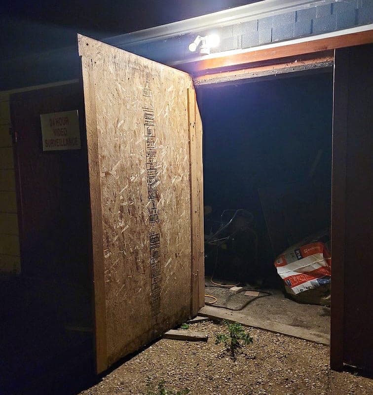 La porte de garage d’Anna Ballingall, voisine de M. Petterson, a été défoncée le soir du meurtre.