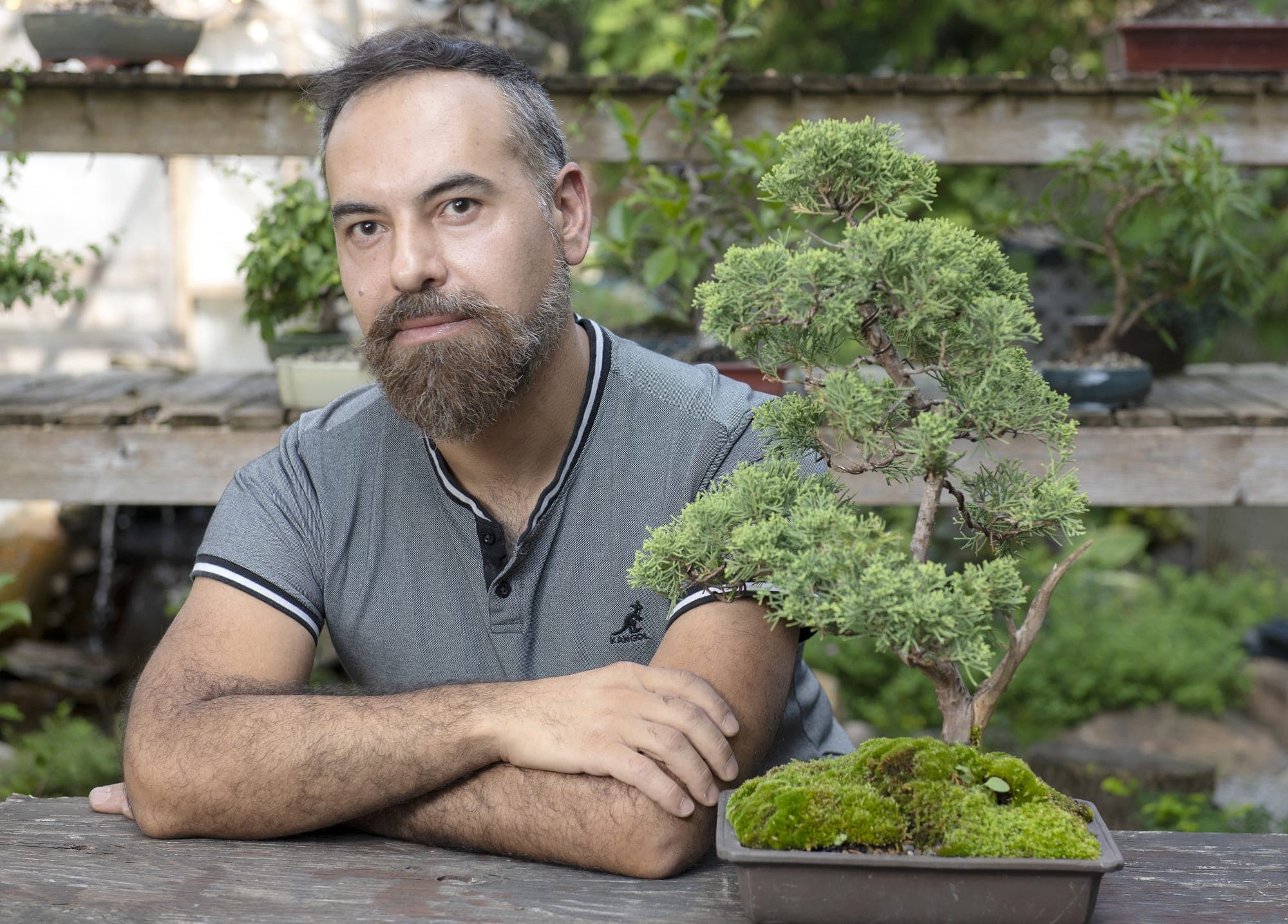 Miguel Alfaro, 43 ans, se fait constamment usurper des photos de lui-même qu’il publie sur les réseaux sociaux, notamment pour mousser sa compagnie de bonsaïs, par des profils frauduleux qui tentent notamment d’escroquer de jeunes femmes.