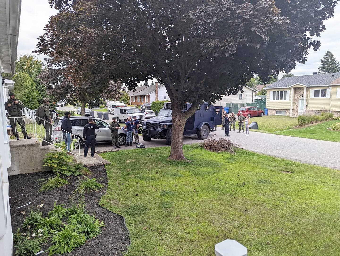 La vaste opération policière a causé tout un brouhaha mardi après-midi sur la rue Foucault, à Terrebonne, habituellement tranquille.