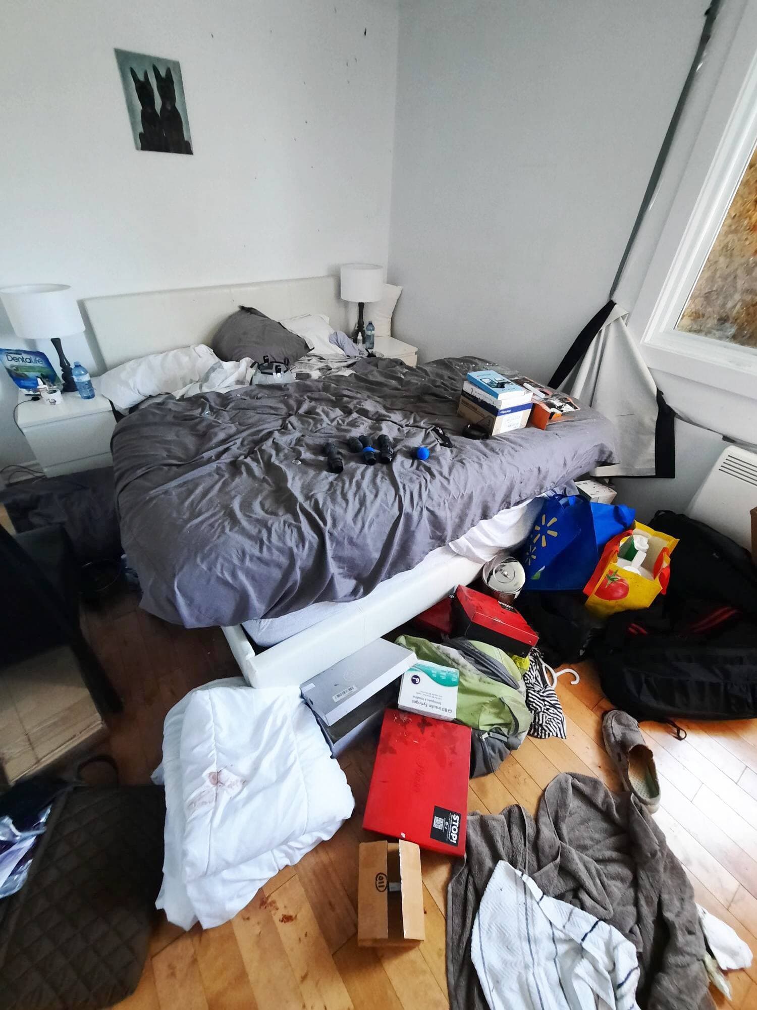 La chambre principale où est décédé Simon Betser était sens dessus dessous lors du passage du Journal, hier.