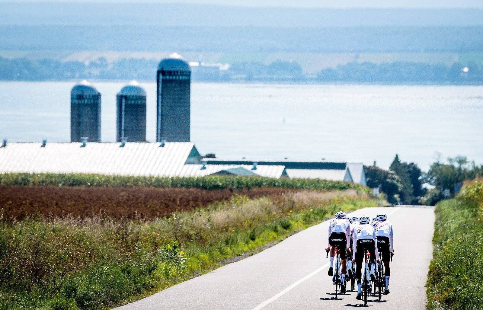 Les cyclistes de la formation AG2R ont aussi pu découvrir les paysages bucoliques de la célèbre île de la région de la Capitale-Nationale et du fleuve Saint-Laurent.