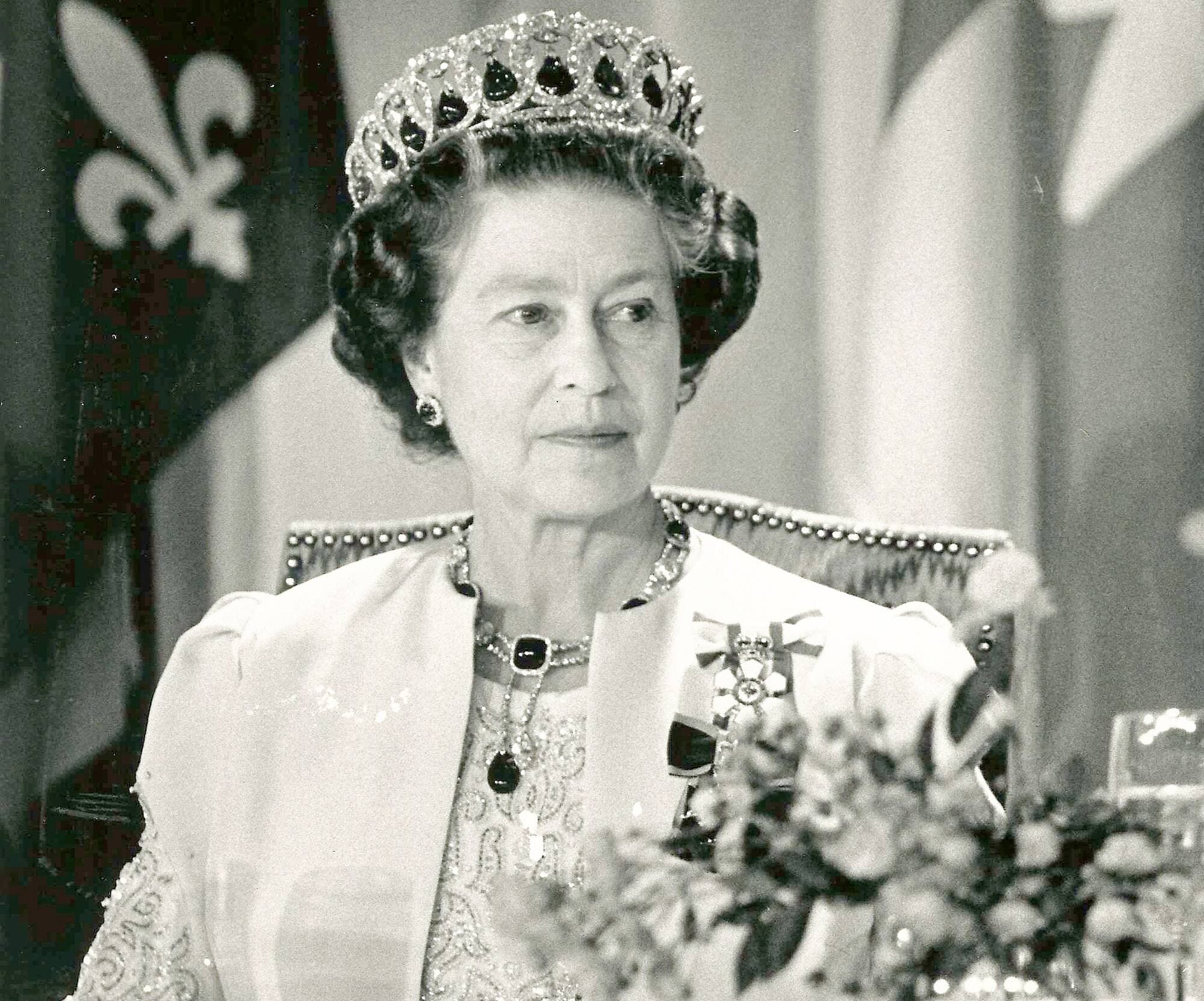 Lors de cette visite, le couple royal s’est notamment rendu à Québec, à Cap-Tourmente, à Rivière-du-Loup et à La Pocatière. La photo a été prise lors d’un souper d’État offert par le gouvernement canadien au Château Frontenac.