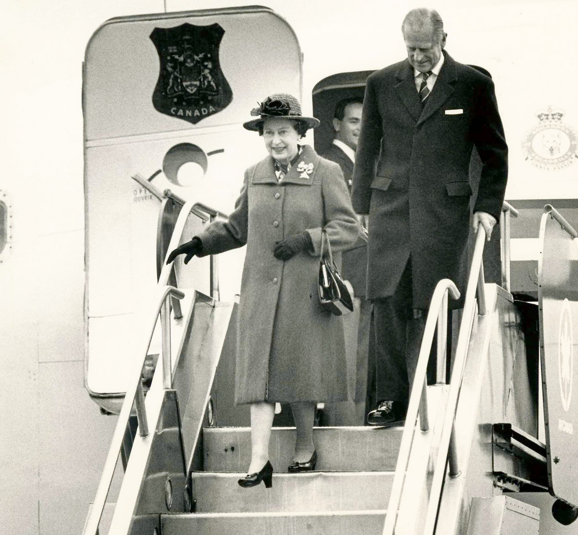À l’occasion de sa dernière visite officielle au Québec, en 1987, la reine et le prince Philip ont été accueillis « de façon polie » à l’aéroport de Québec.