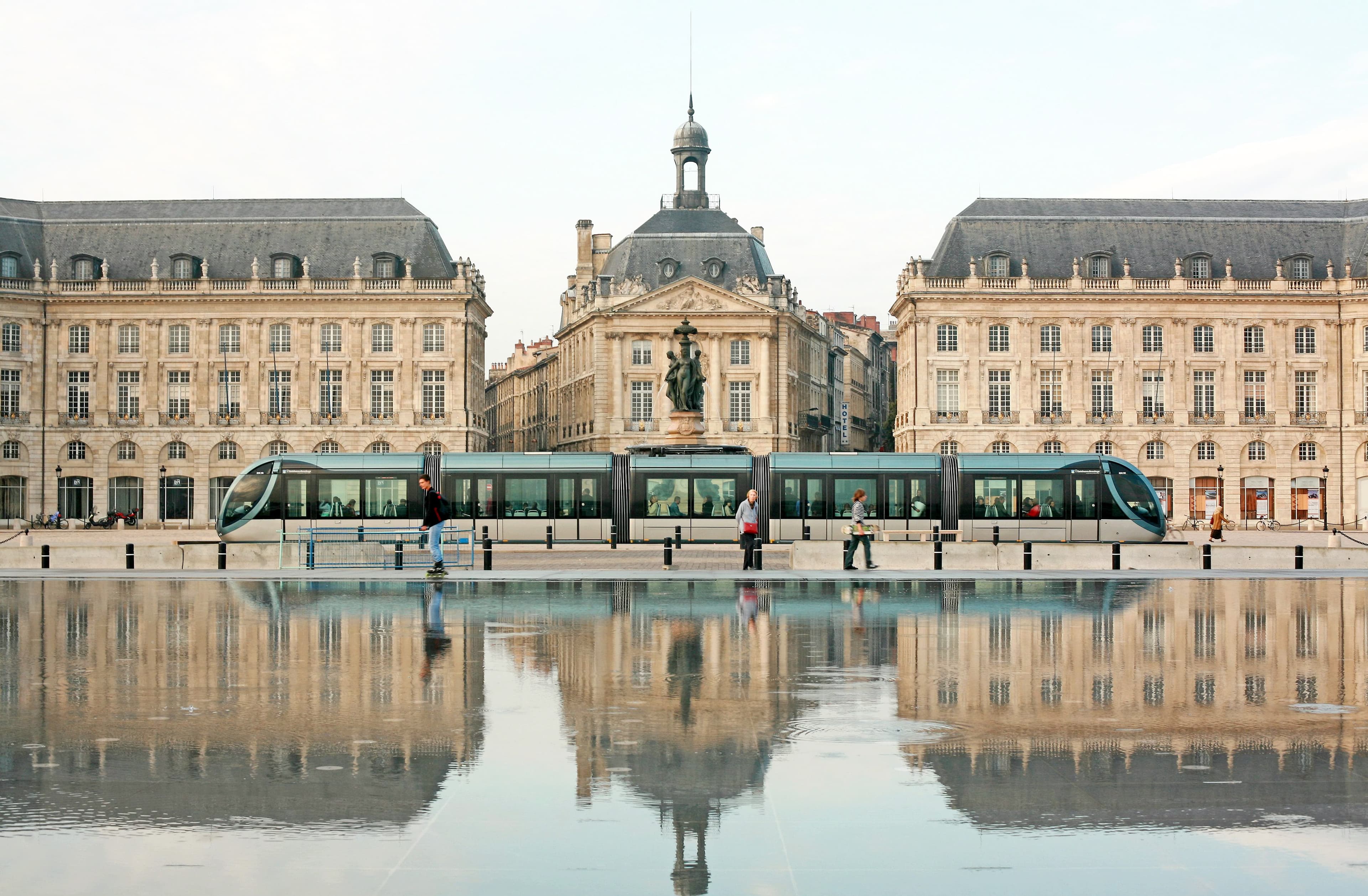 Le tramway de Bordeaux qui circule près du miroir d’eau.