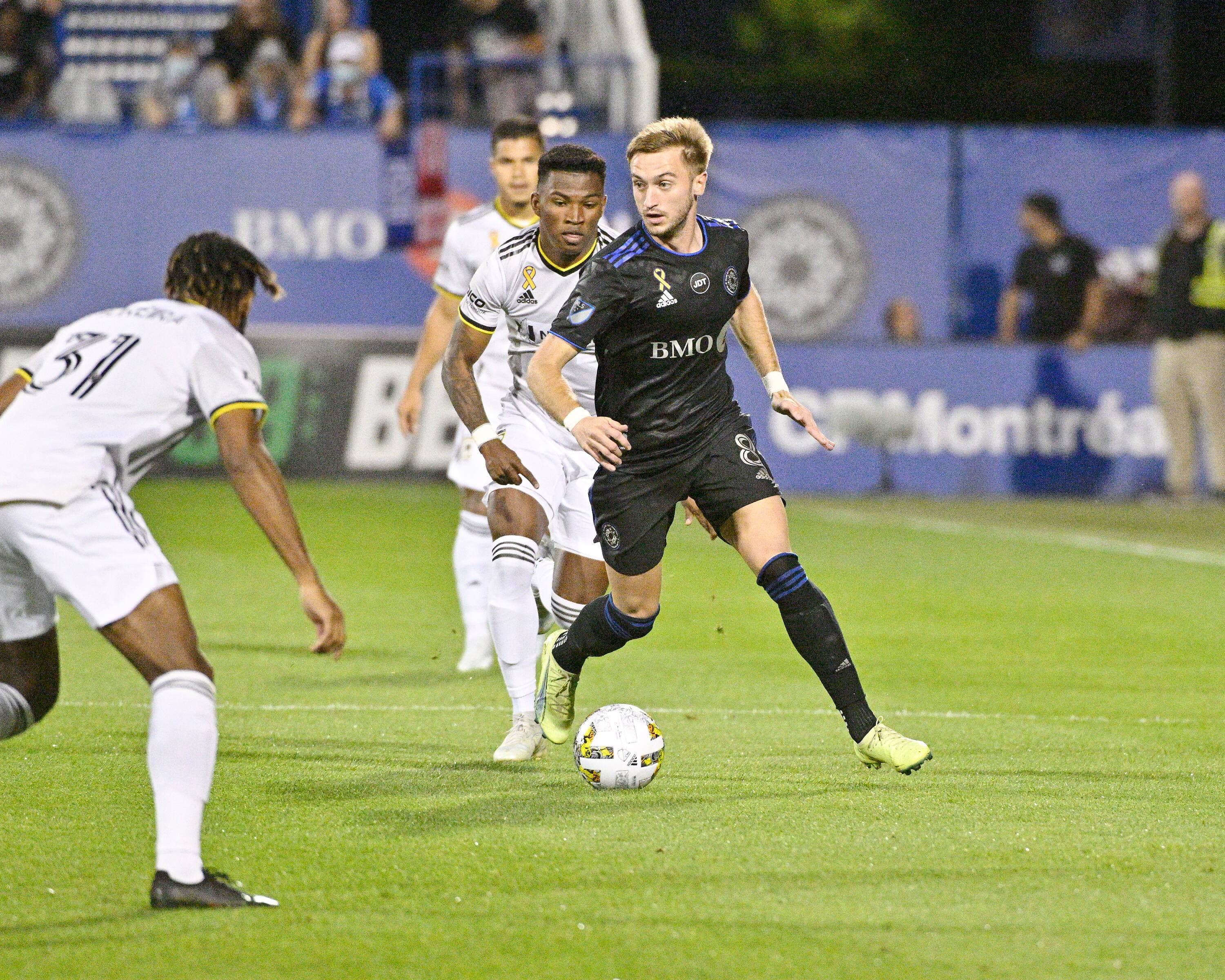 Djordje Mihailovic contrôle le ballon lors d’un match opposant le CF Montréal au Crew de Columbus, le 9 septembre.