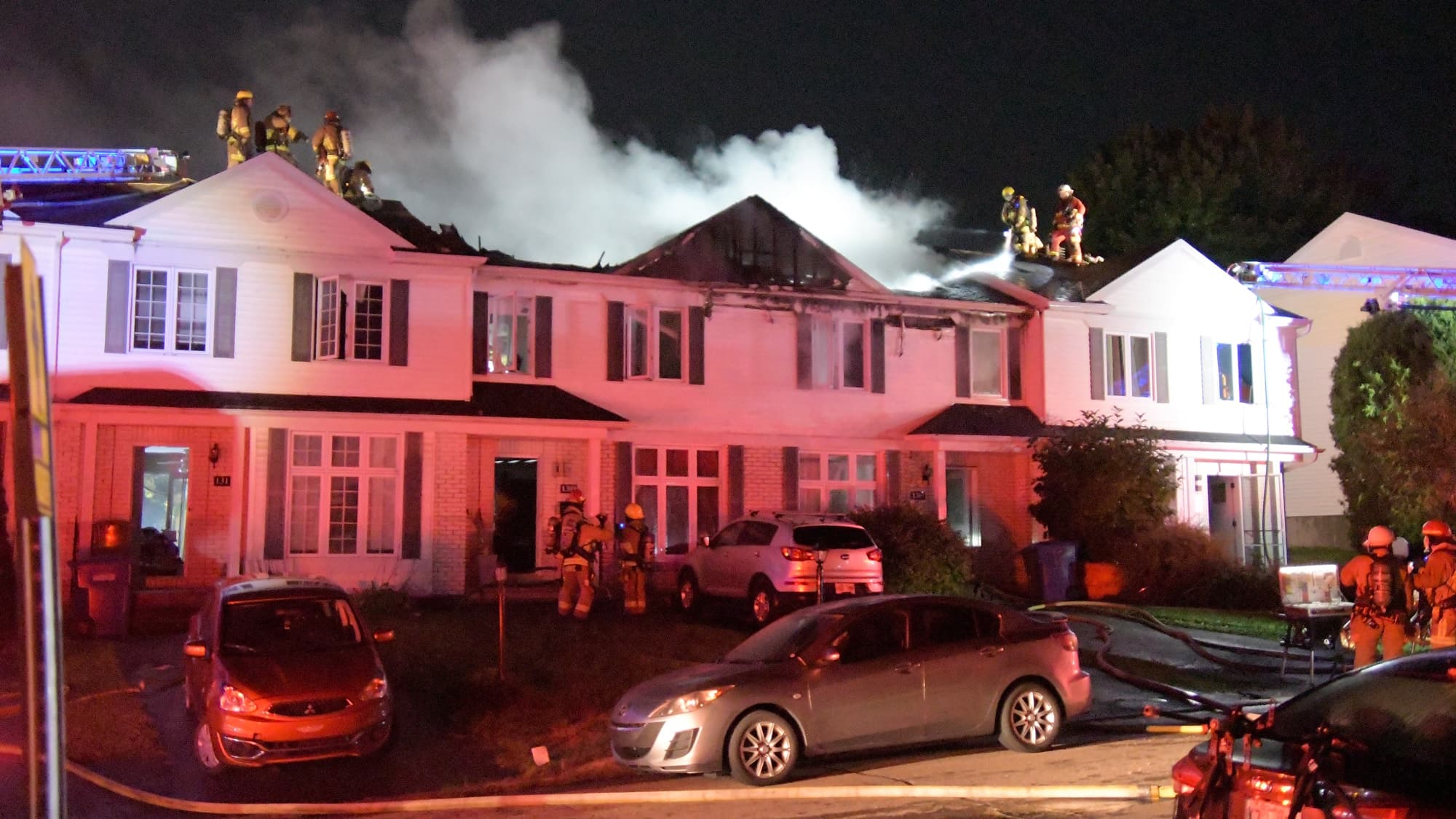 Des maisons en rangée de la rue Courteline, à Québec, ont complètement été ravagées par un incendie, dans la nuit de vendredi à samedi.