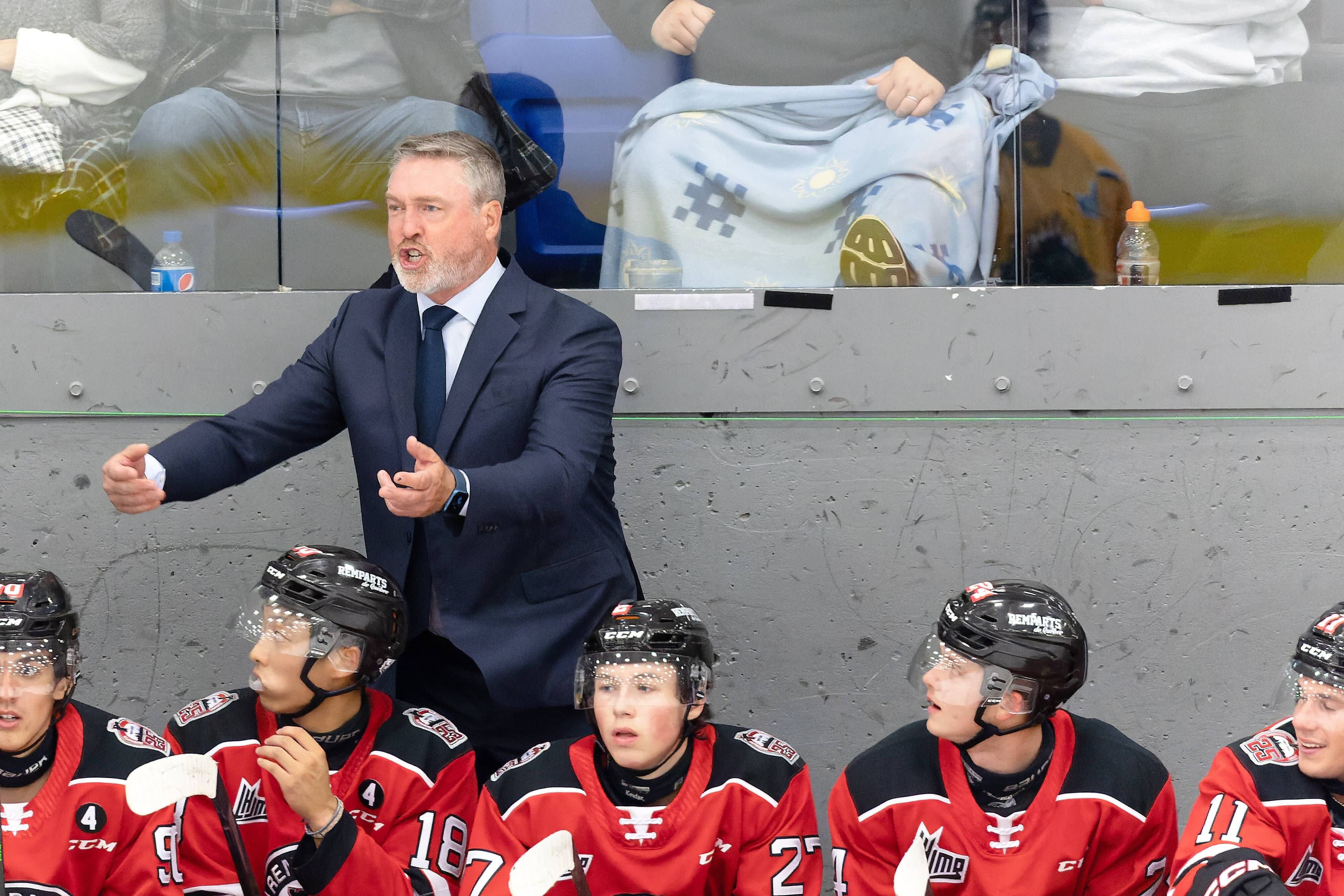 Patrick Roy a eu une prise de bec avec l’officiel Nicolas Dutil en première période. L’entraîneur des Remparts a ensuite été expulsé.