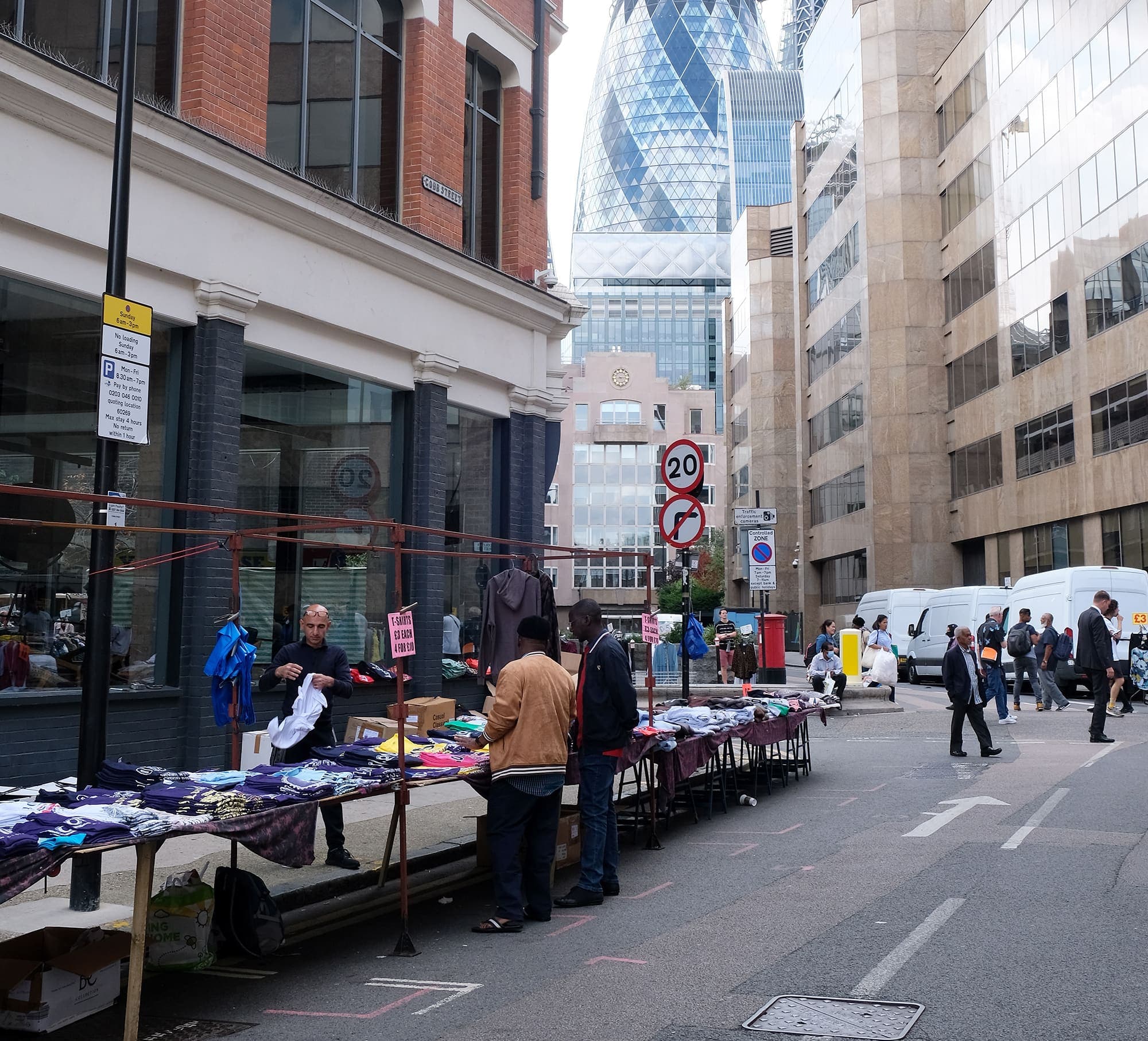 Juste à l’ombre de la Cité financière de Londres et ses gratte-ciel en verre, des marchands s’activent dans le quartier défavorisé de Tower Hamlets.