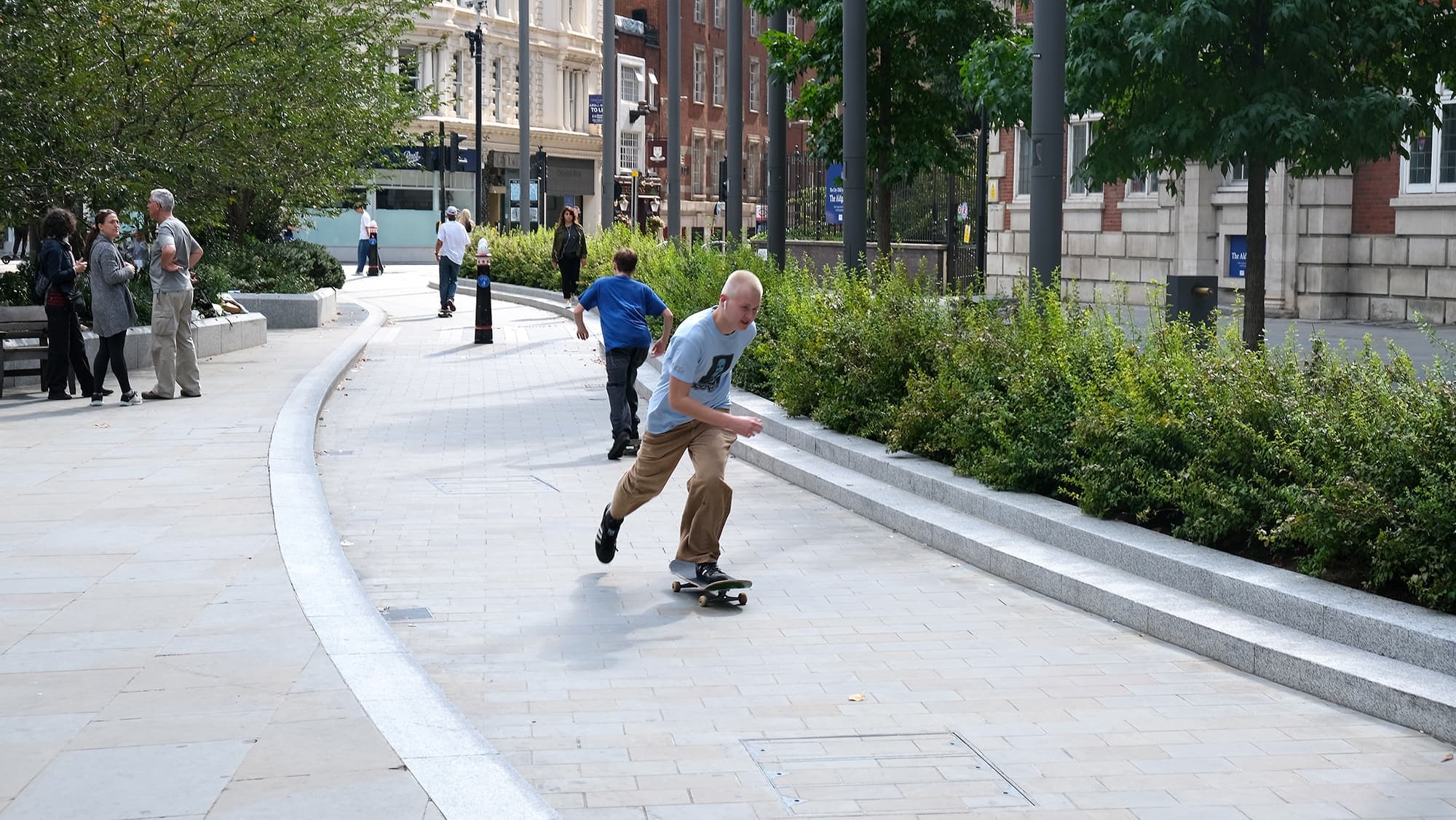 L’adolescent Jude Hewitt n’est pas touché par le décès de la reine, ce sont plutôt ses grands-parents qui sont endeuillés.