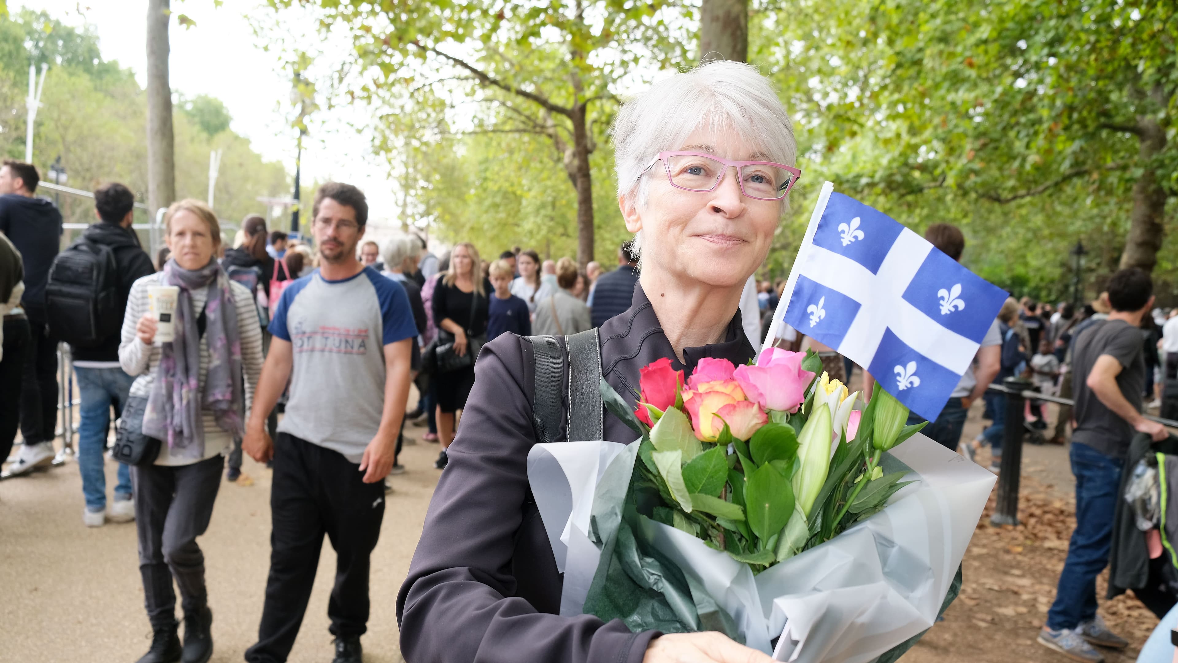À Londres depuis 25 ans, la Québécoise Suzanne Lussier a déposé des fleurs et un drapeau du Québec près du palais de Buckingham.