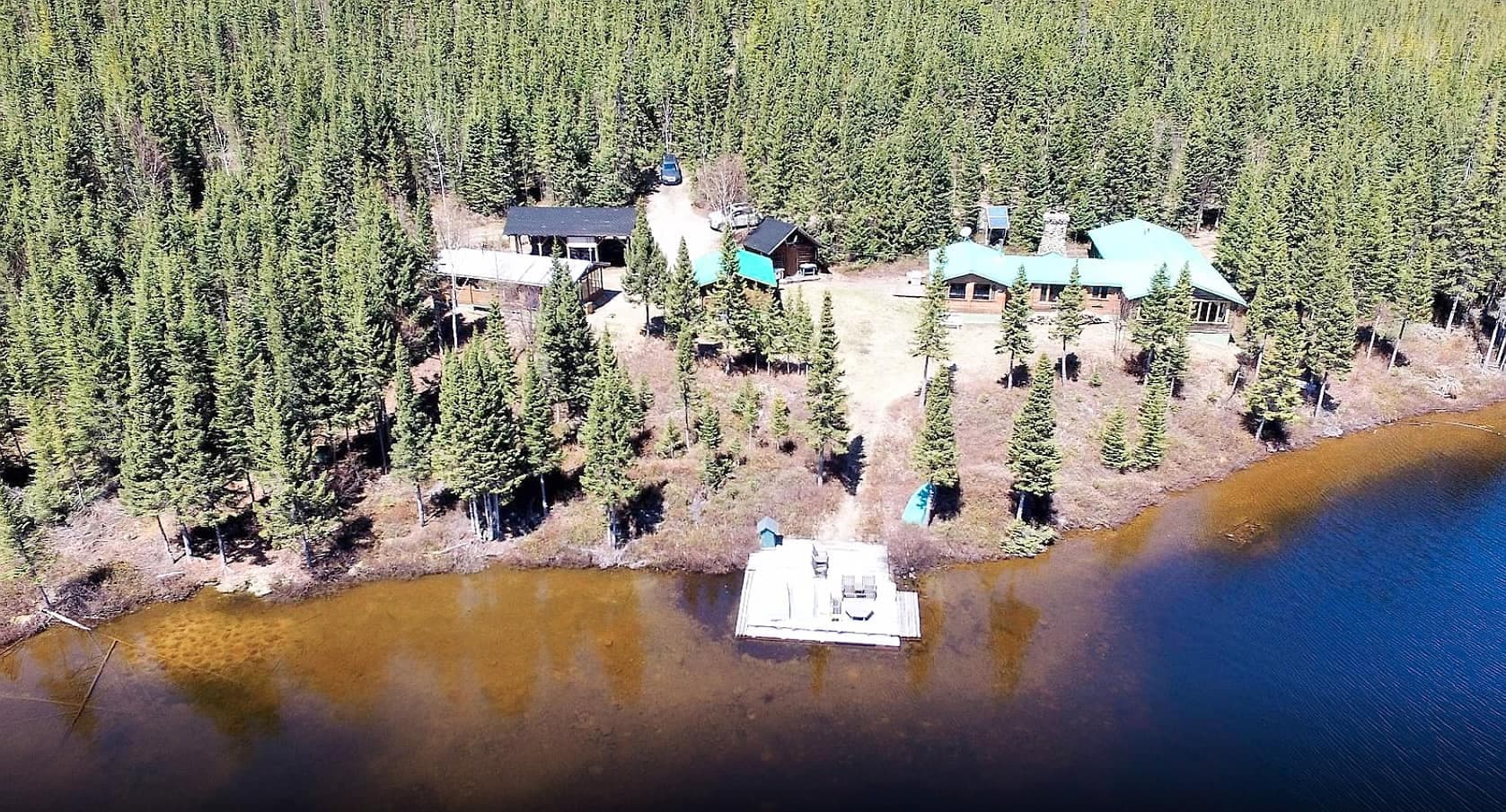 Une vue aérienne des trois chalets au lac à la Cruche. Le territoire compte deux autres lacs et un autre chalet.