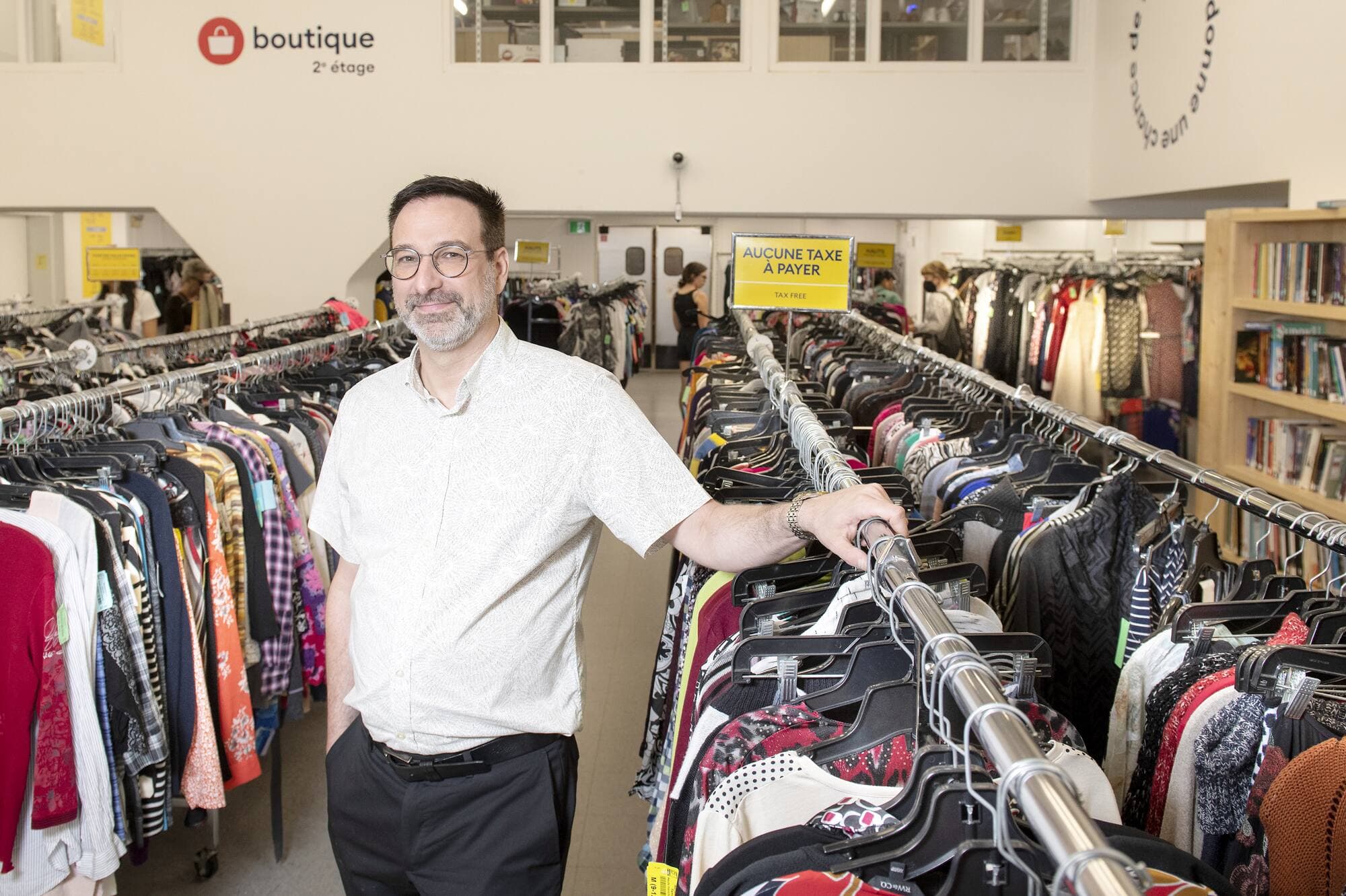 Éric St-Arnaud est à la tête de Renaissance, où travaillent 1150 personnes. L’OBNL finance ses programmes de réinsertion au travail grâce aux ventes en magasin et presque sans appui financier de l’État. Services-Québec est un partenaire depuis 1996.