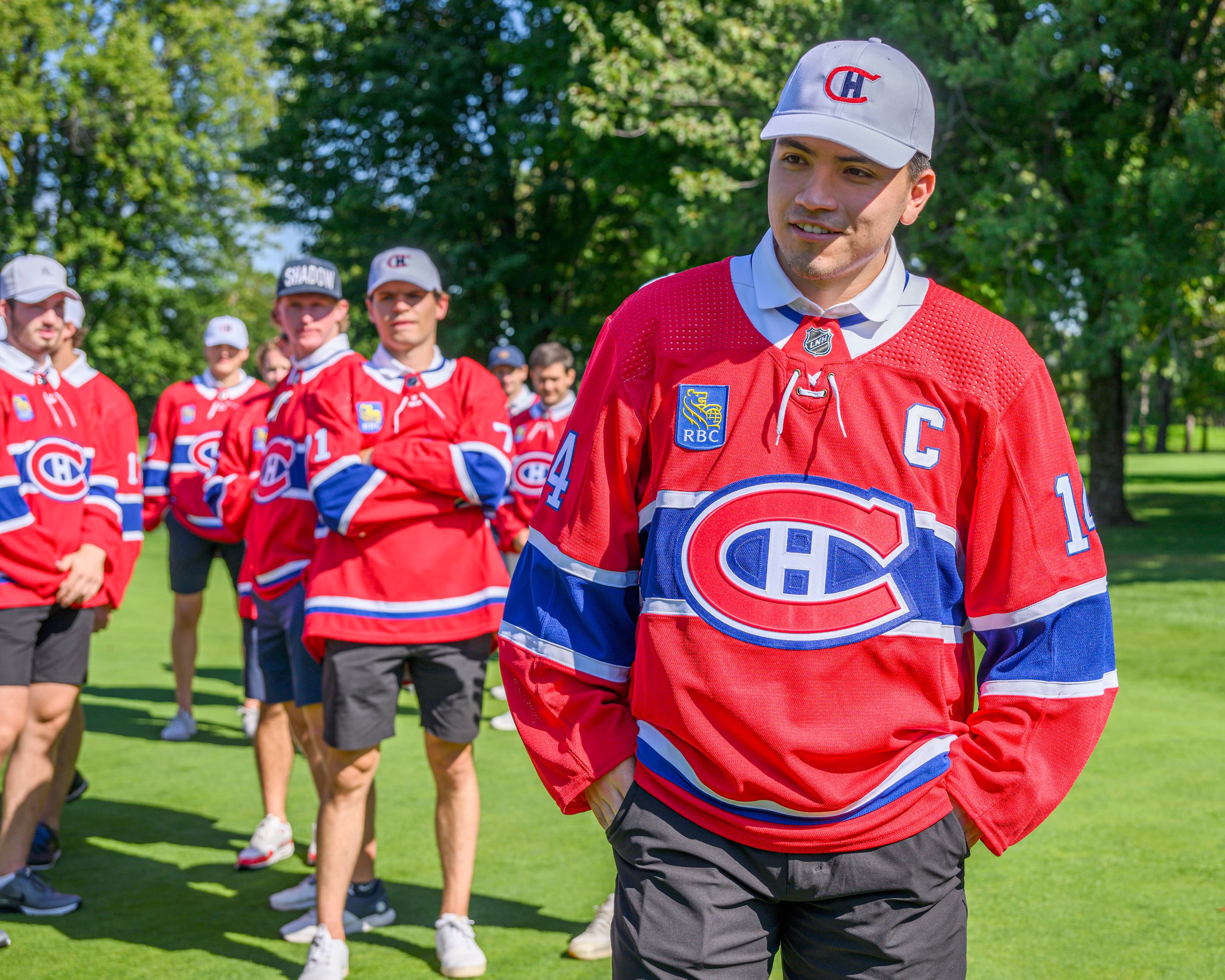 Le Canadien a présenté lundi son nouveau capitaine, Nick Suzuki, lors de son traditionnel tournoi de golf annuel au club Laval-sur-le-Lac.