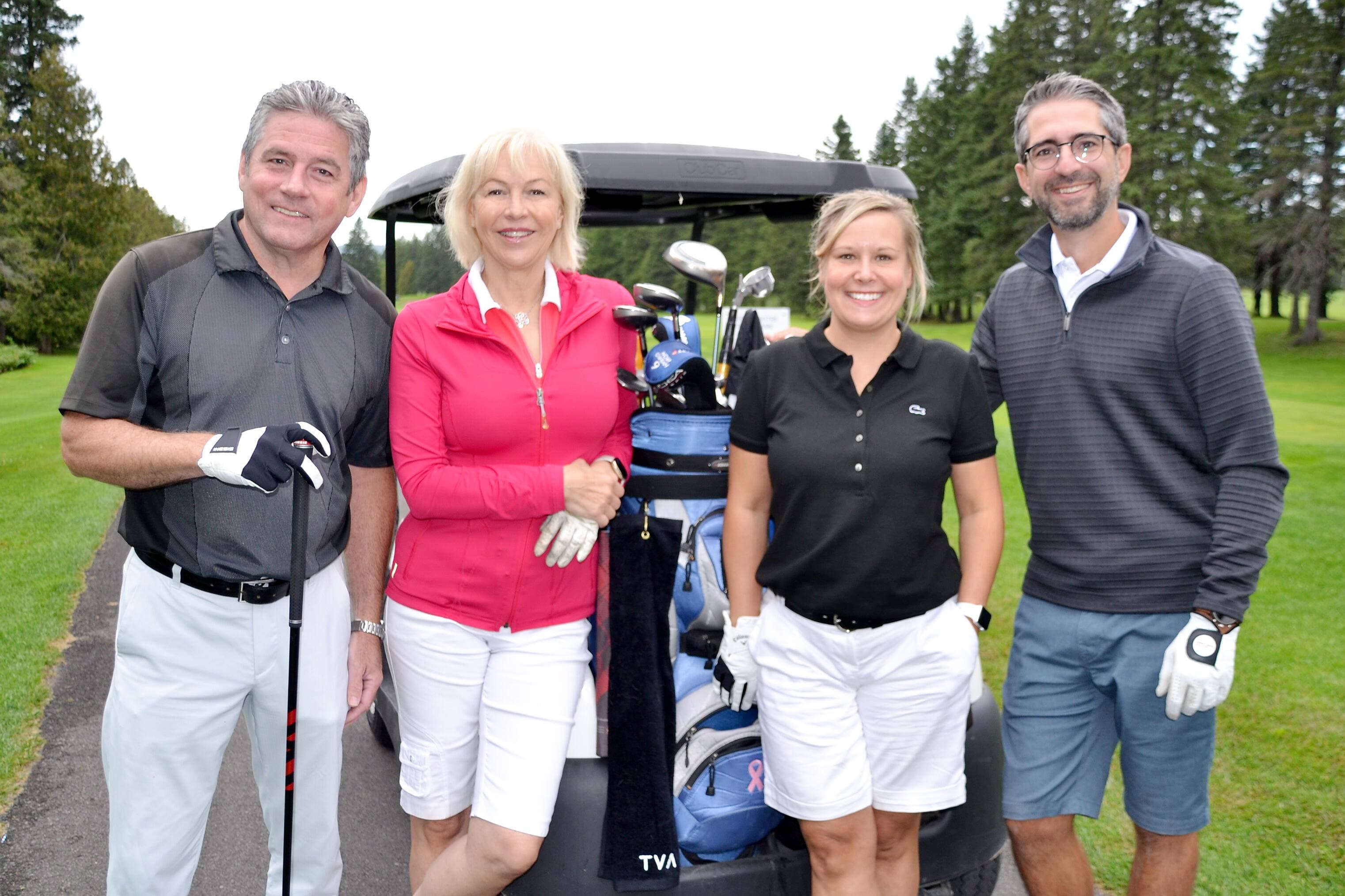 René Giguère, du Groupe Pro-Fab, ainsi que Nathalie Langevin, Julie Cauchon et Michael Drolet, du Journal de Québec et TVA Québec.