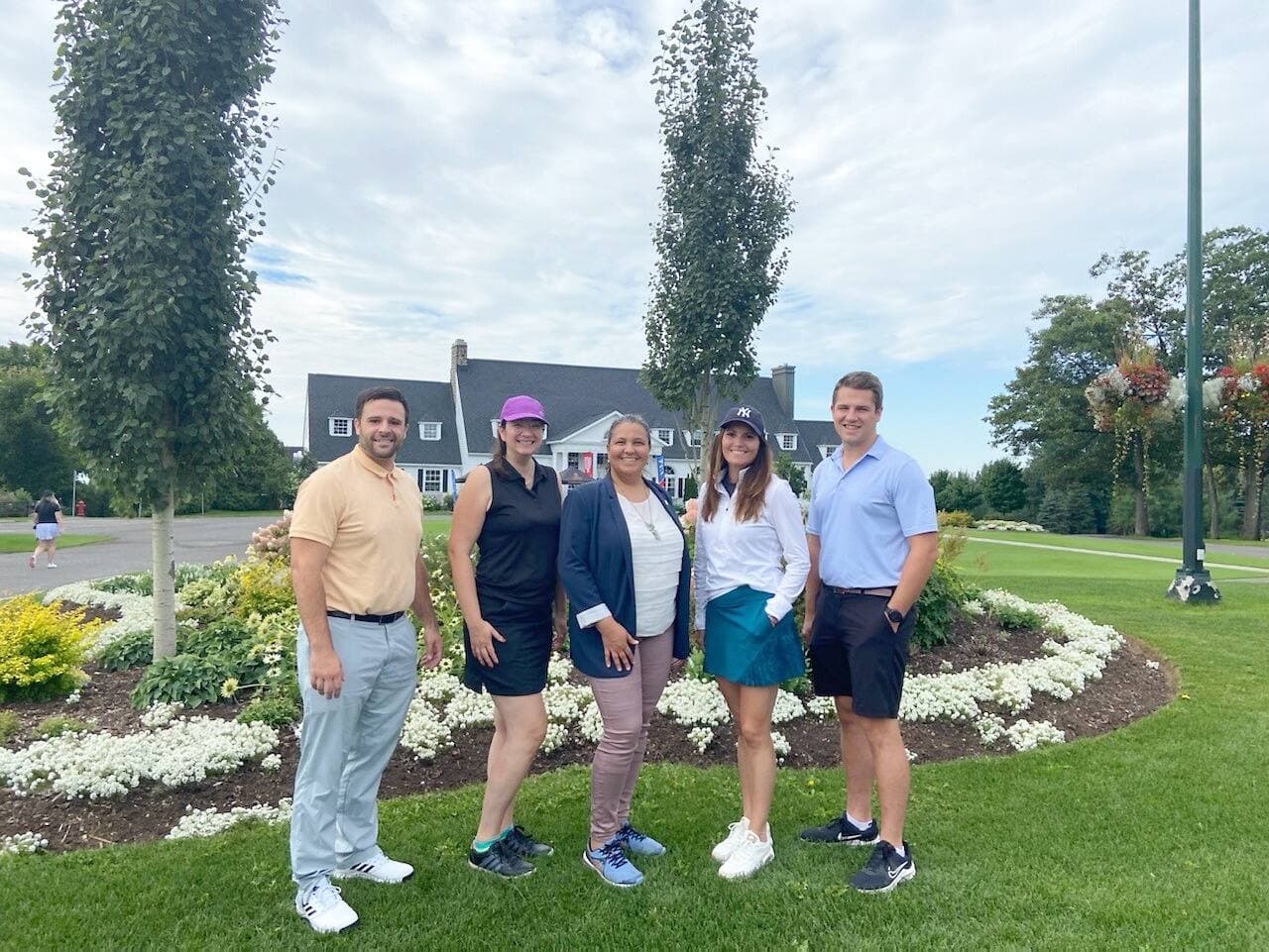 Le comité organisateur du tournoi de golf de la CCIQ : Jean-Daniel Côté, Anne-Marie Bonin-Lavoie, Julianna Oliveira, Mélissa Bérubé et Marc-Antoine Isabel.