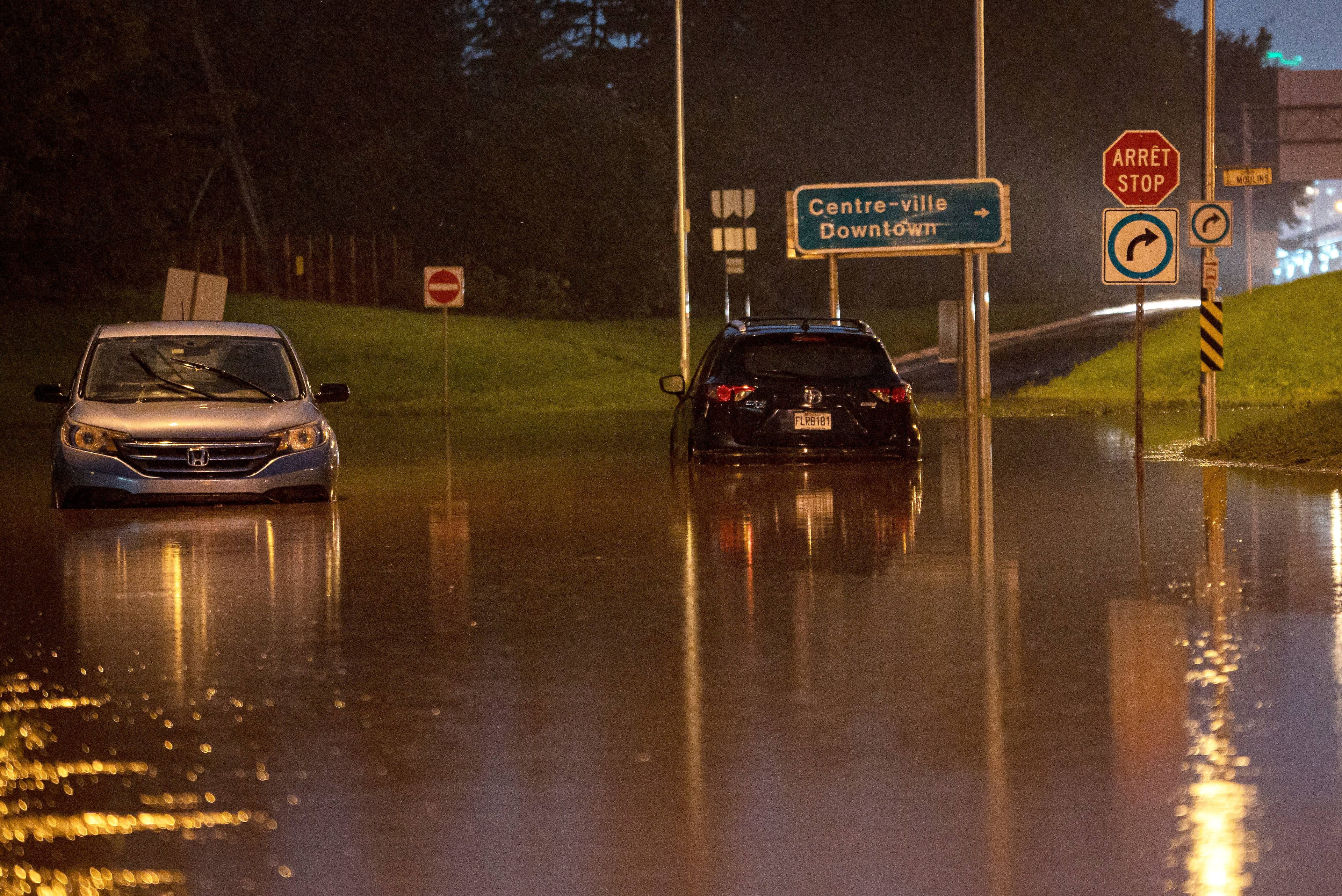 Deux véhicules sont restés coincés dans l’eau à Pointe-Saint-Charles mardi.