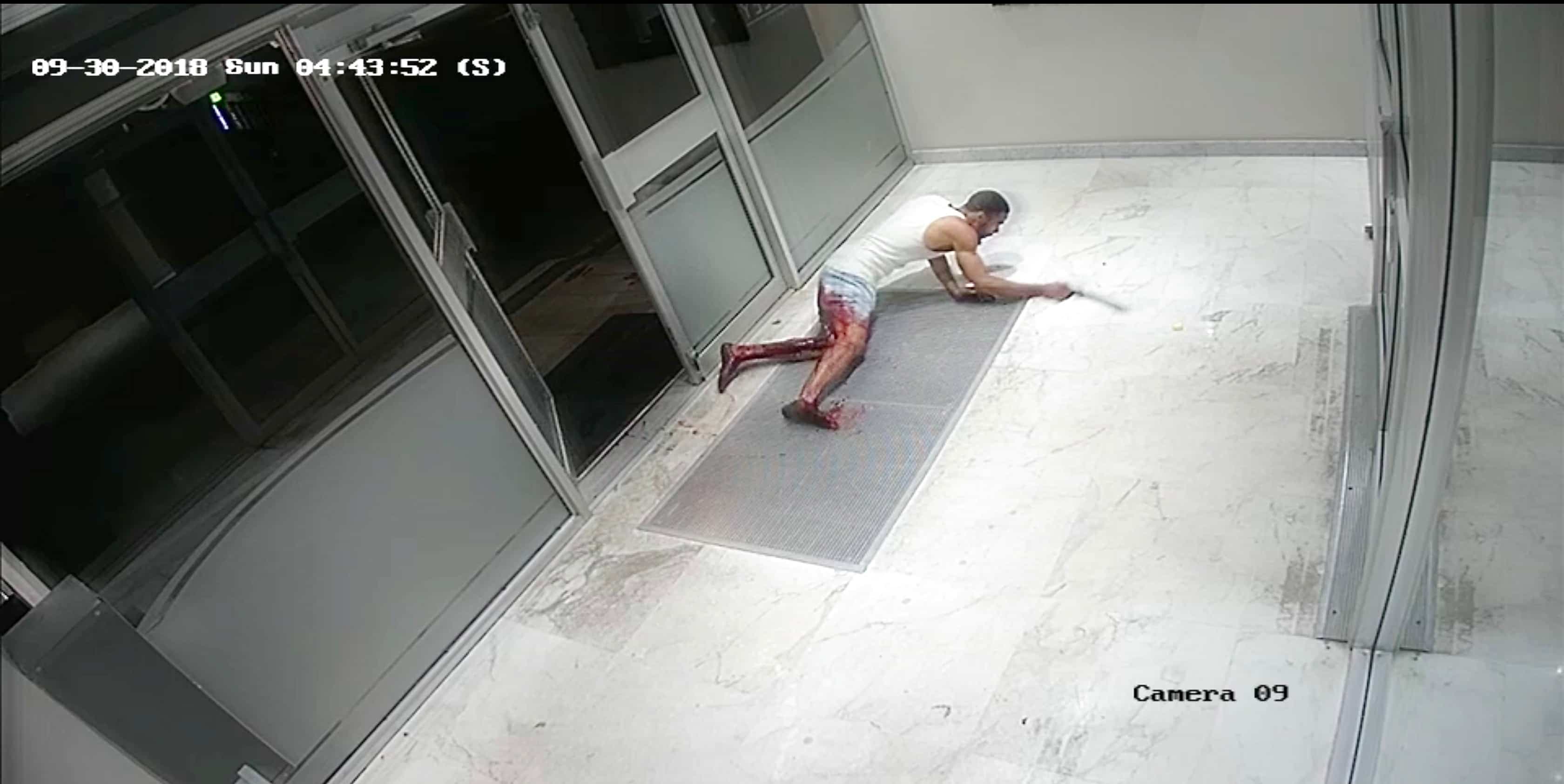 Dans des images déposées à la cour, on peut voir la victime d’une fusillade tenter de se réfugier dans un immeuble après s’être fait tirer dessus en pleine rue.