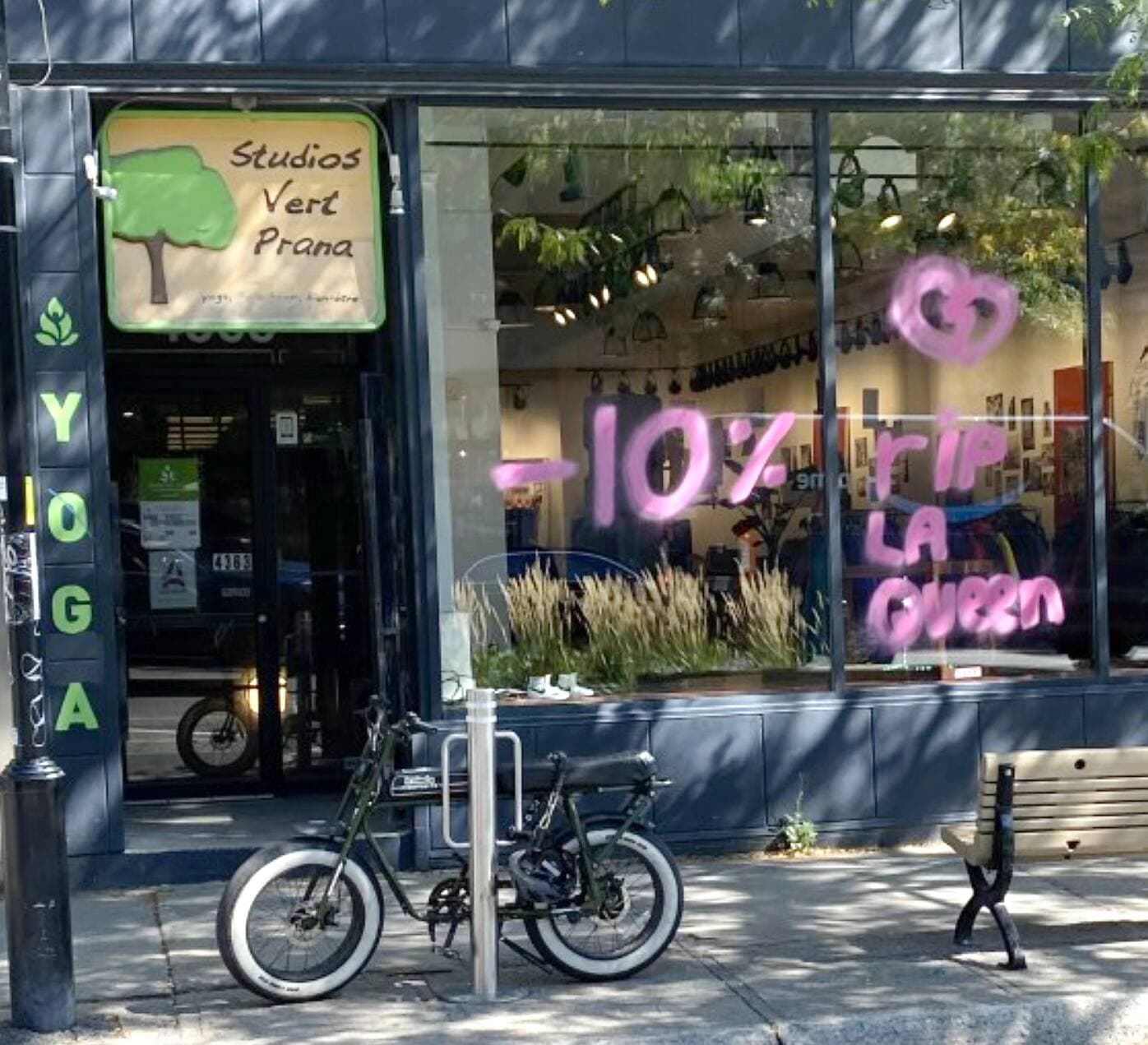La vitrine du magasin de vêtements Ninety, rue Saint-Denis, à Montréal, mercredi.