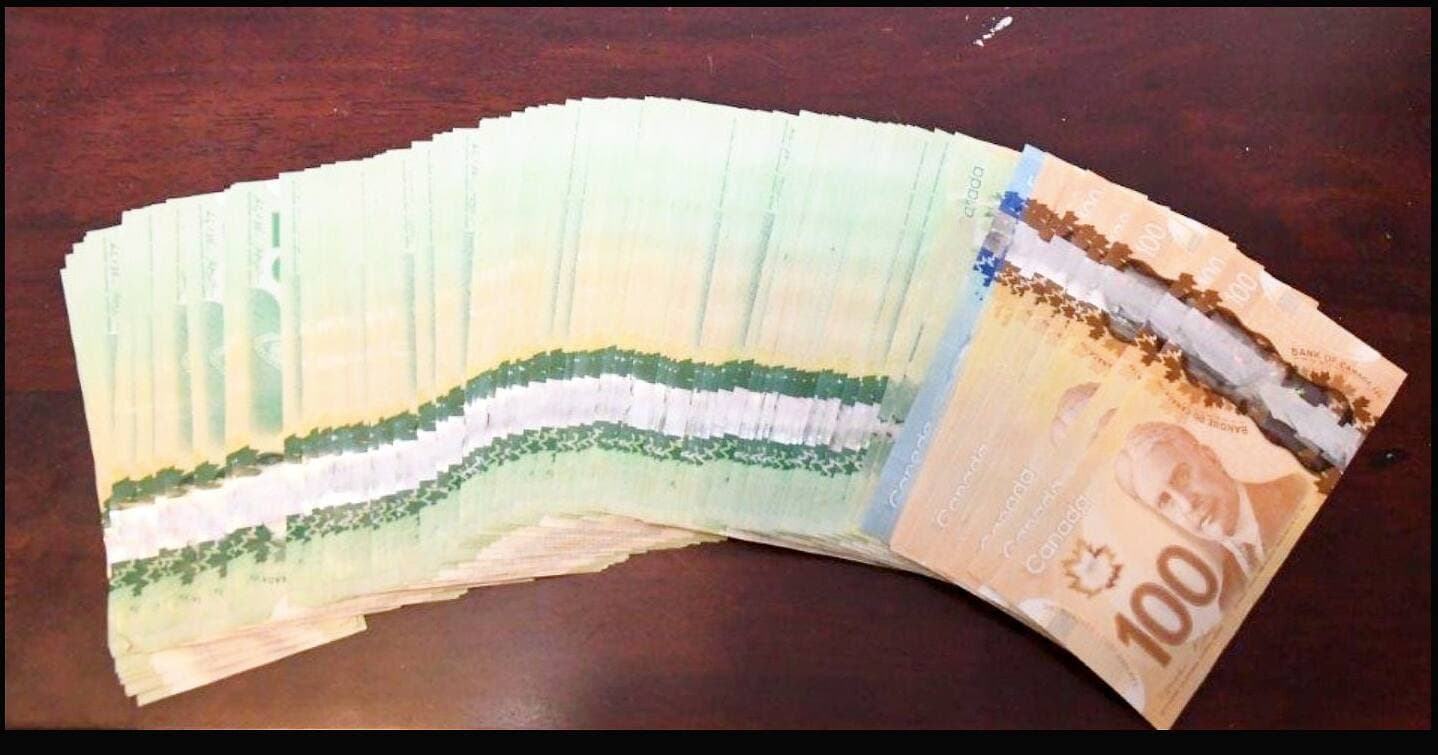 Les policiers ont saisi des dizaines de milliers de dollars au cours de leur enquête.