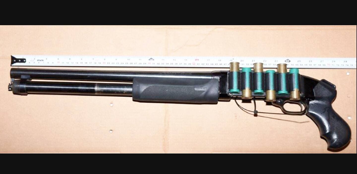 Une des armes saisies dans la cache à laquelle l’accusée avait accès.