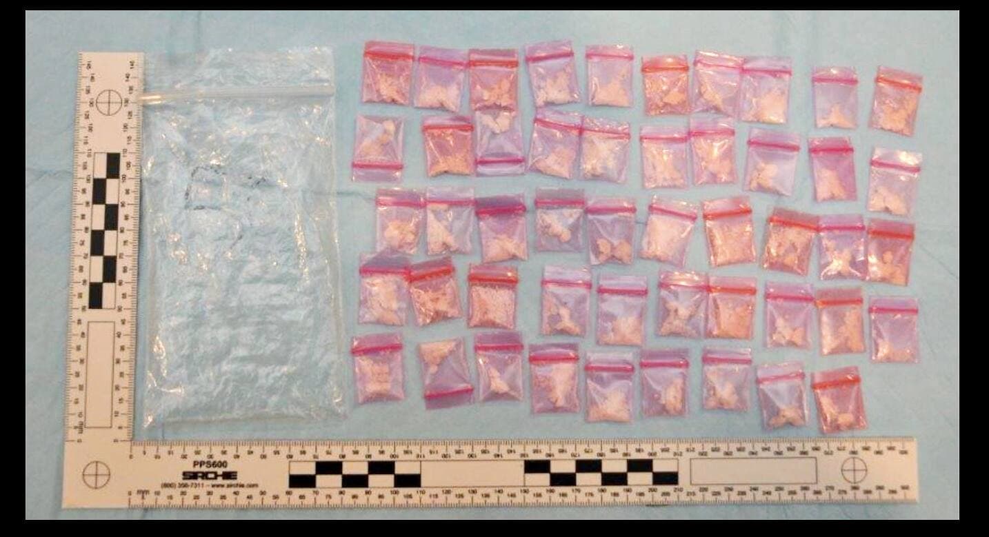 Les policiers ont saisi plusieurs petits sacs de plastique translucides roses au cours de leur enquête.