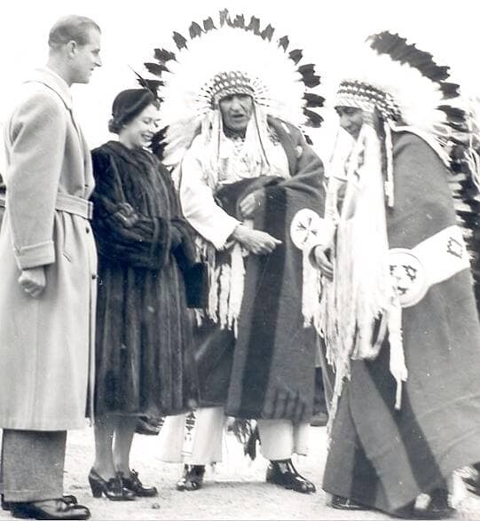 Le couple royal en compagnie de membres des Premières Nations, au Stampede de Calgary.