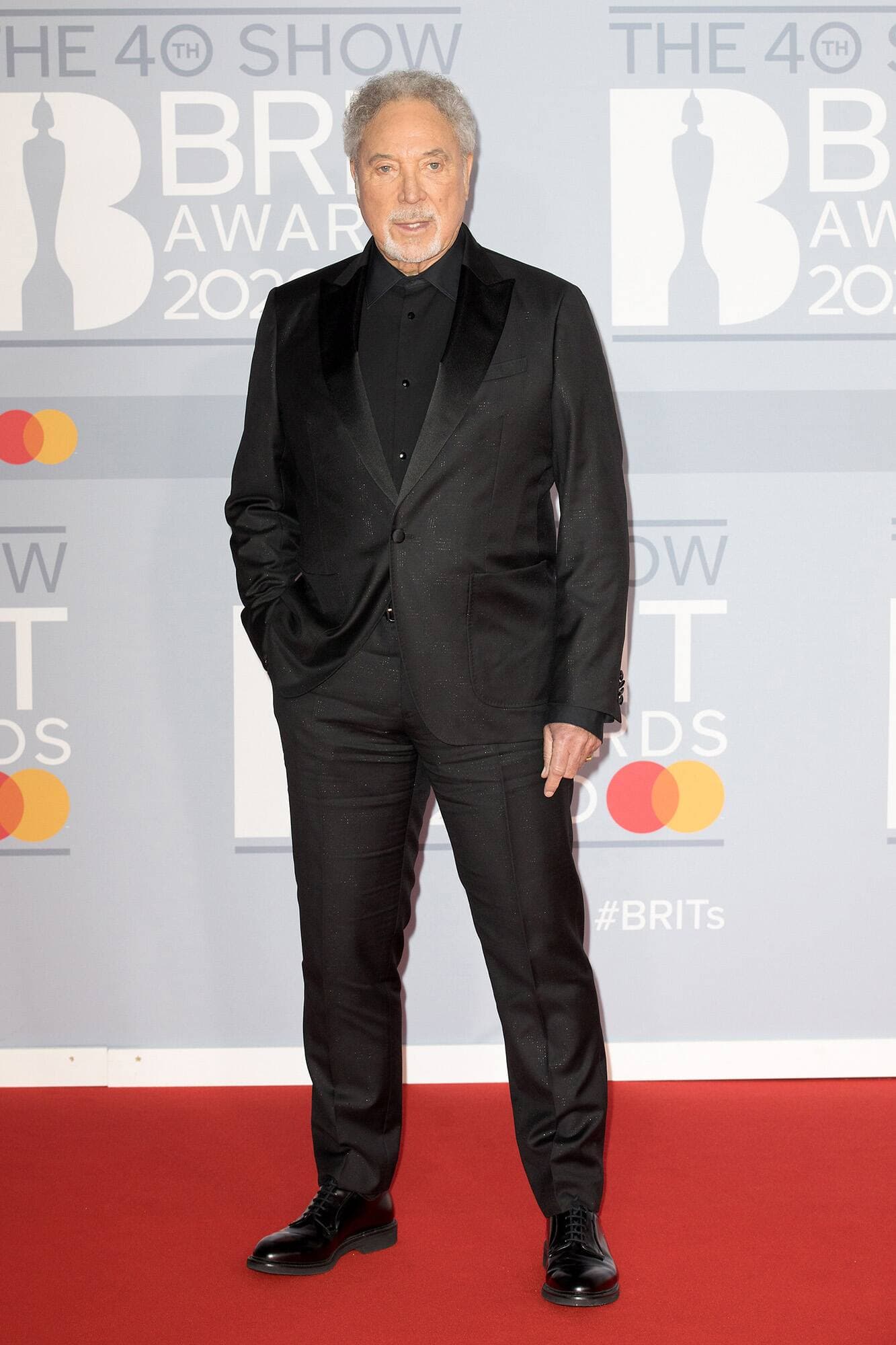 Tom Jones a vendu plus de 100 millions de disques en carrière.