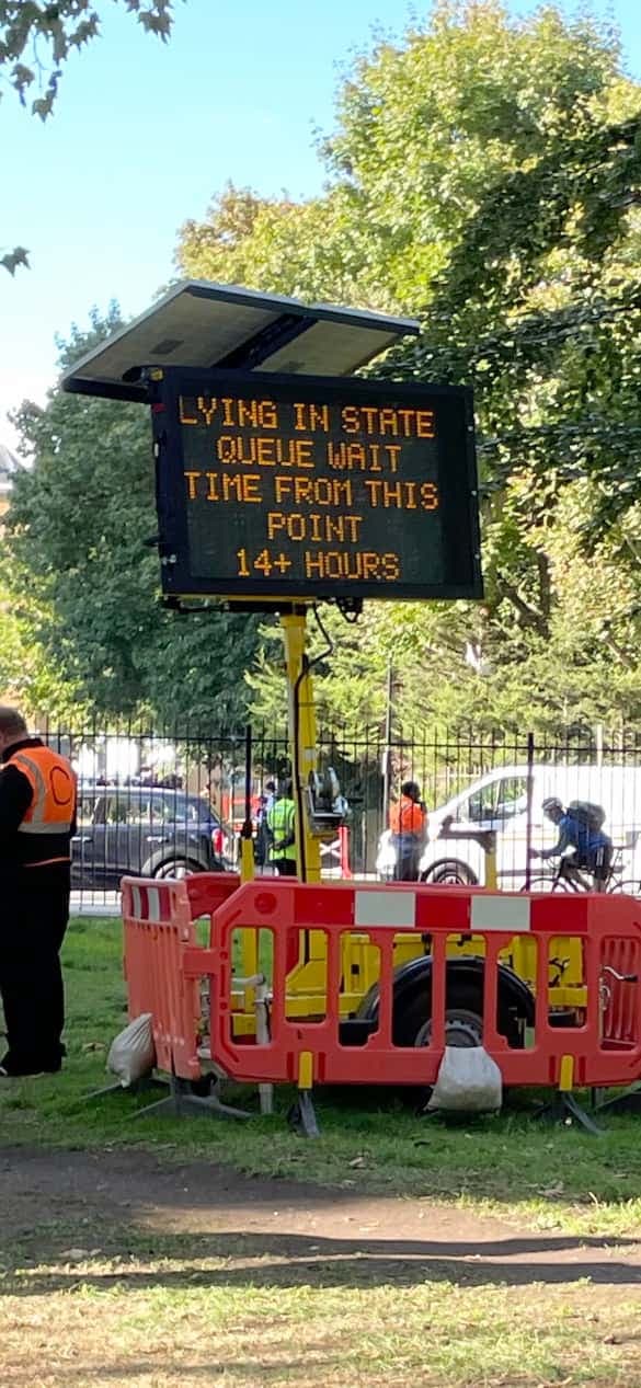 Un panneau prévenait les citoyens que le temps d’attente s’élevait à plus de 14 heures.