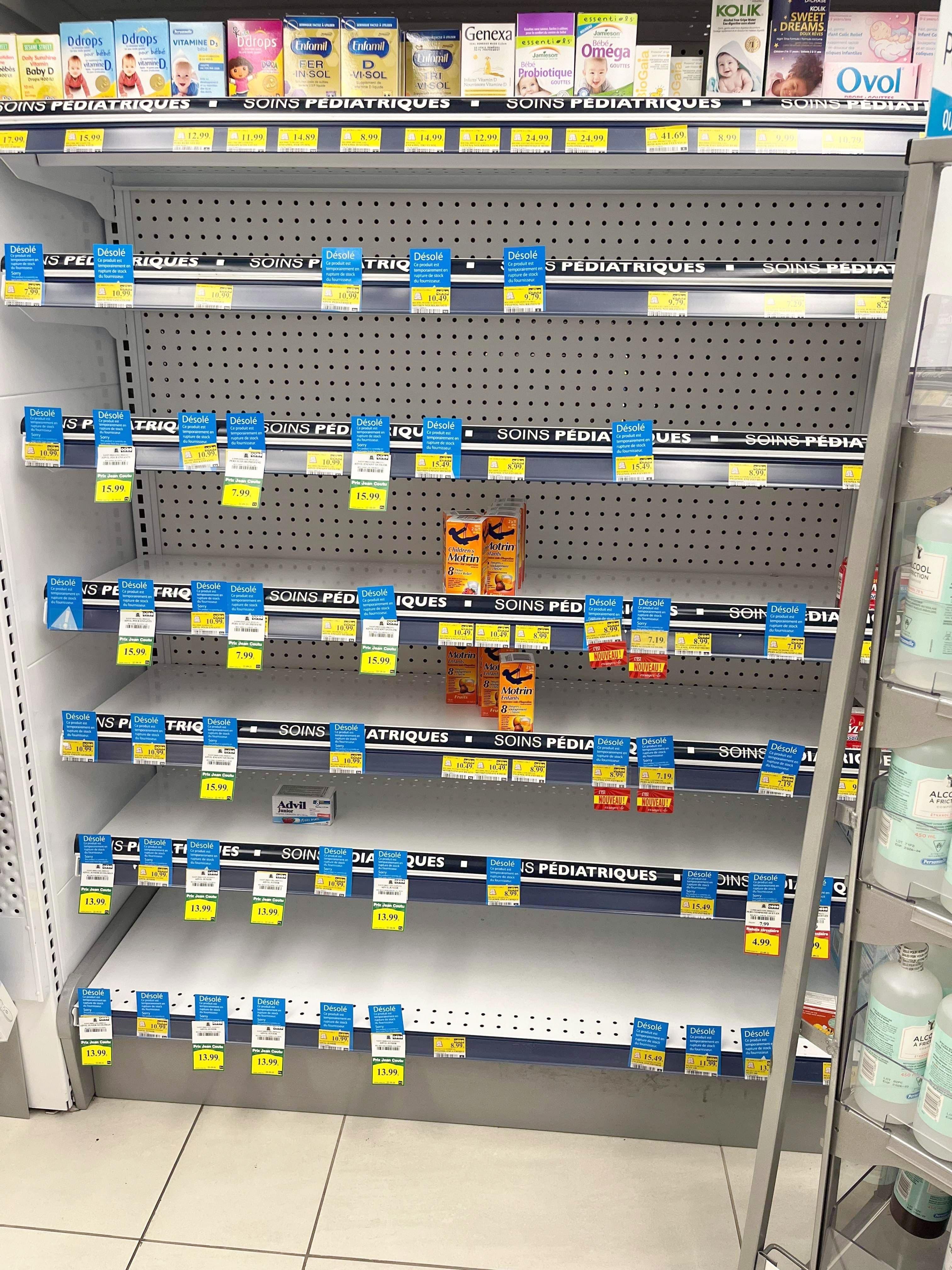 Le présentoir d’un Jean Coutu de Sainte-Anne-des-Plaines samedi.