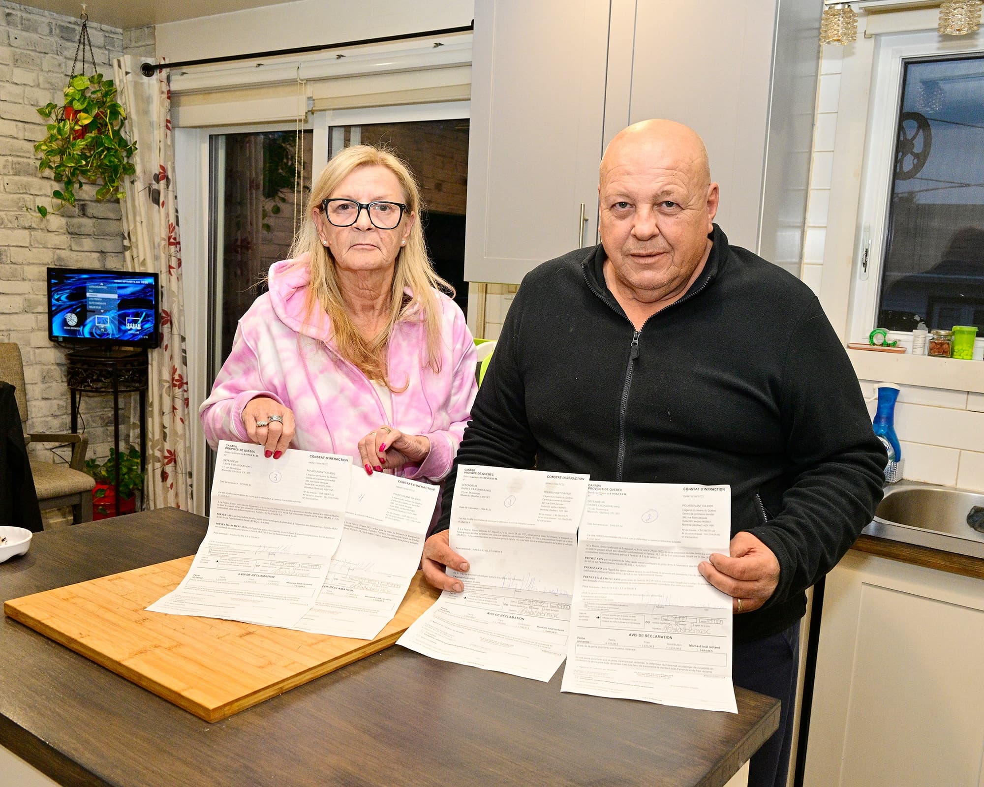 Daniel Crassoski et Carole Beaudoin posent dans leur résidence de Blainville, où ils ont reçu la visite d’un huissier la semaine dernière avec leurs contraventions de 37 668 $.