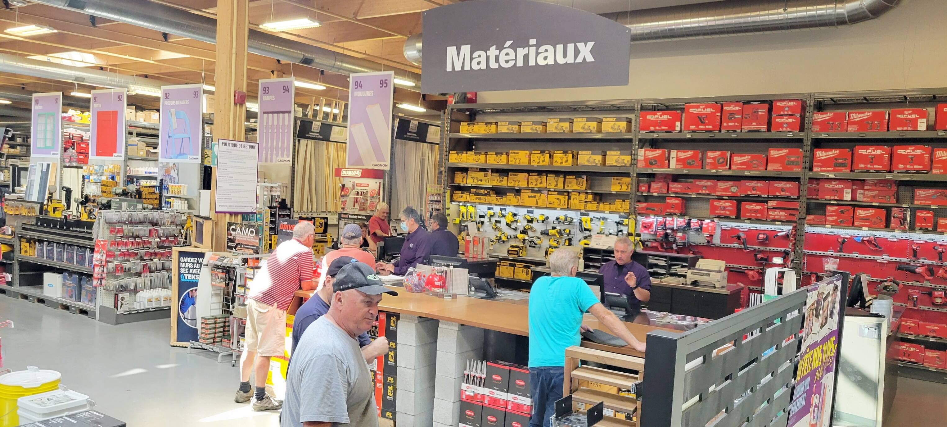 Les quincailliers et détaillants de matériaux de construction voudraient permettre à leurs employés de souffler pour continuer de résister à la concurrence féroce des géants de l’industrie.