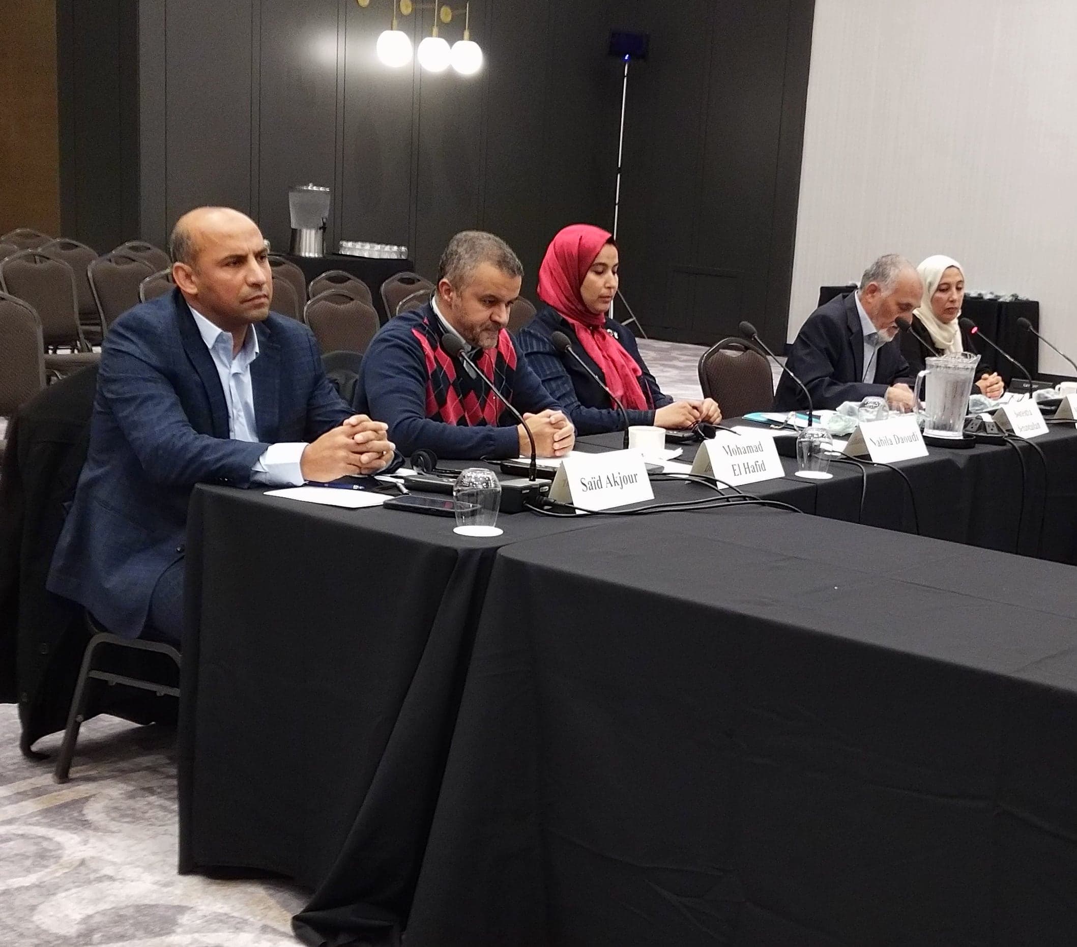 Saïd Akjour, Mohamad El Hafid, Nabila Daoudi ainsi que Mohamed Labidi et Laïla Aitoumasste, du Centre culturel islamique de Québec, lors de leurs témoignages devant les sénateurs au Hilton Québec.