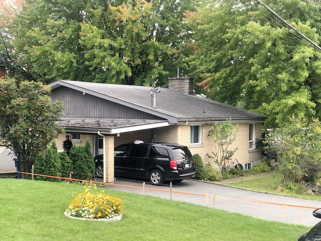 La résidence où a eu lieu la tragédie a été étroitement surveillée pendant plus de sept heures, mercredi.