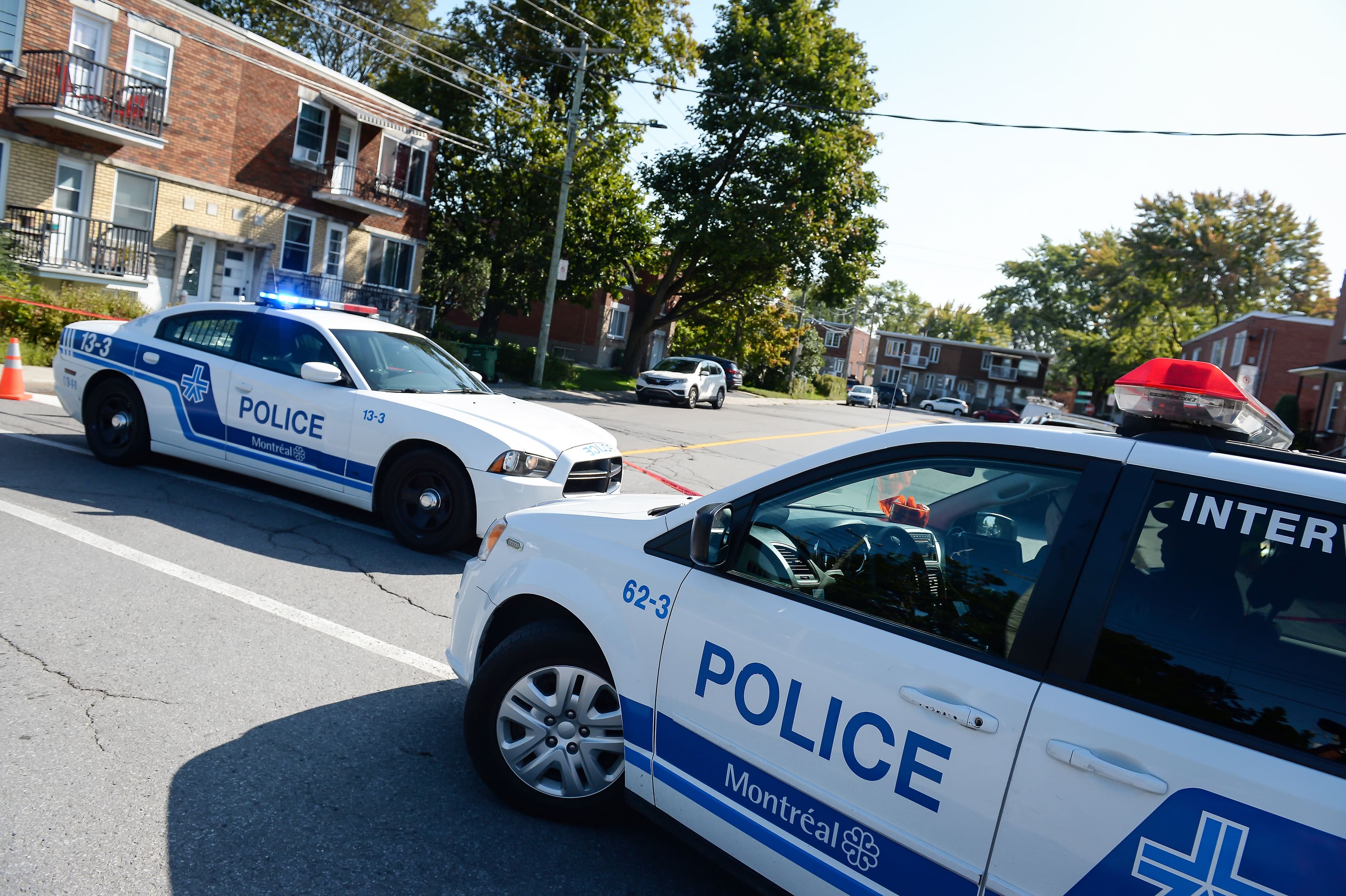 Les policiers avaient érigé un périmètre de sécurité autour de la résidence, dans laquelle a eu lieu le meurtre.